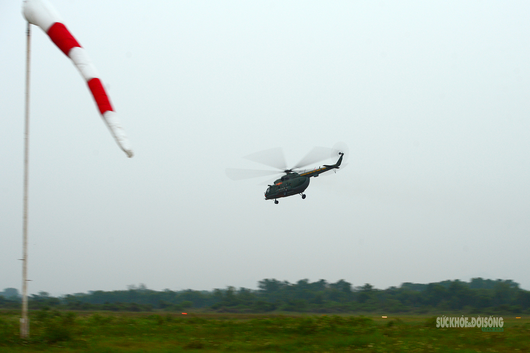 Khi trực thăng 'vẽ lửa' trên bầu trời đêm- Ảnh 11. Khi trực thăng 'vẽ lửa' trên bầu trời đêm- Ảnh 11.