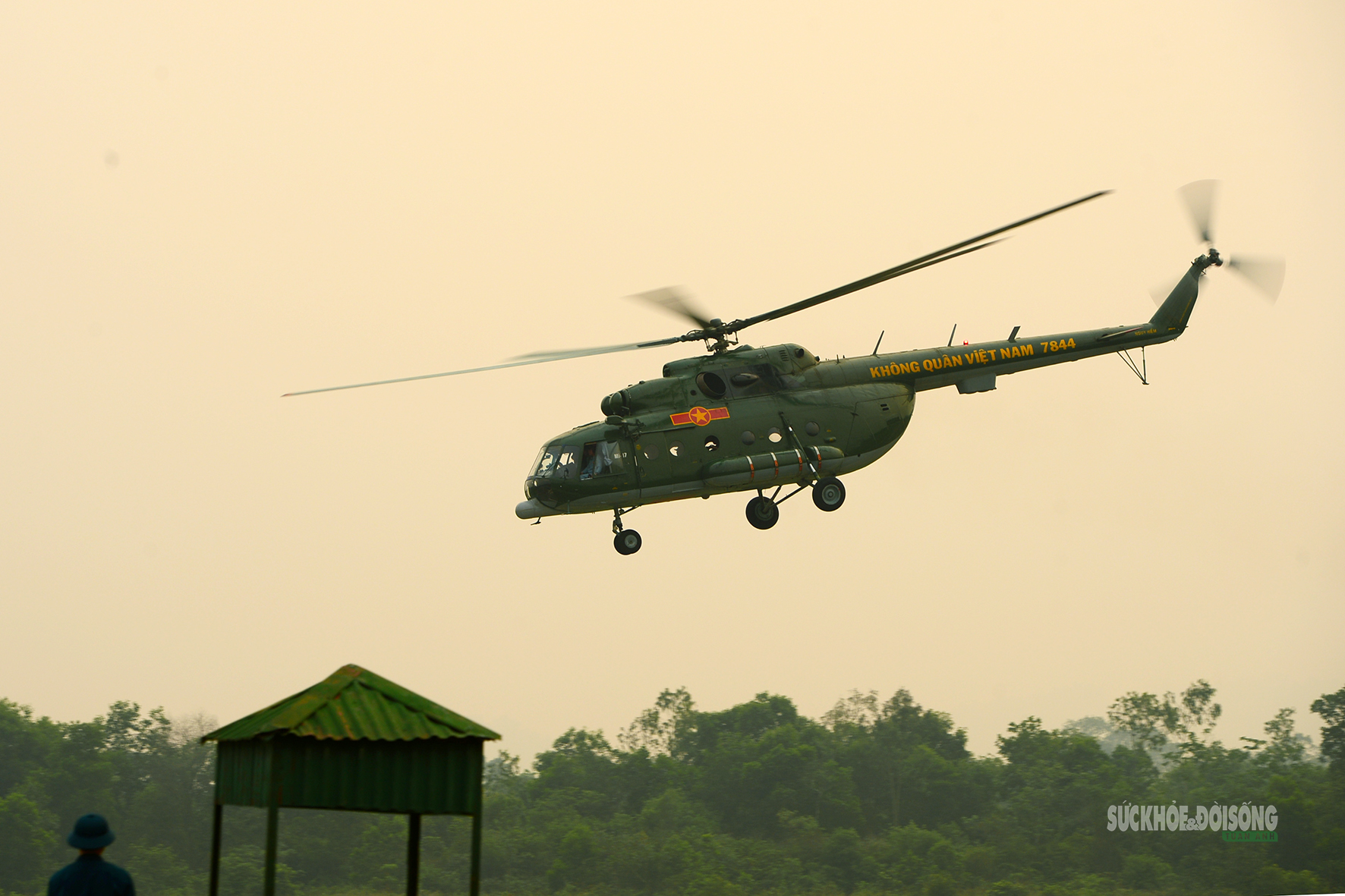 Khi trực thăng 'vẽ lửa' trên bầu trời đêm- Ảnh 12. Khi trực thăng 'vẽ lửa' trên bầu trời đêm- Ảnh 12.