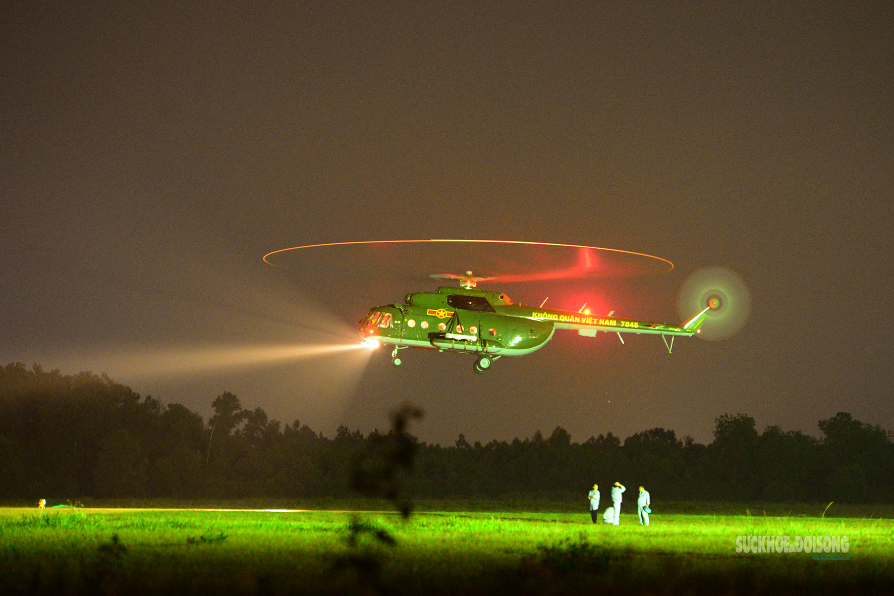 Khi trực thăng 'vẽ lửa' trên bầu trời đêm- Ảnh 6. Khi trực thăng 'vẽ lửa' trên bầu trời đêm- Ảnh 6.