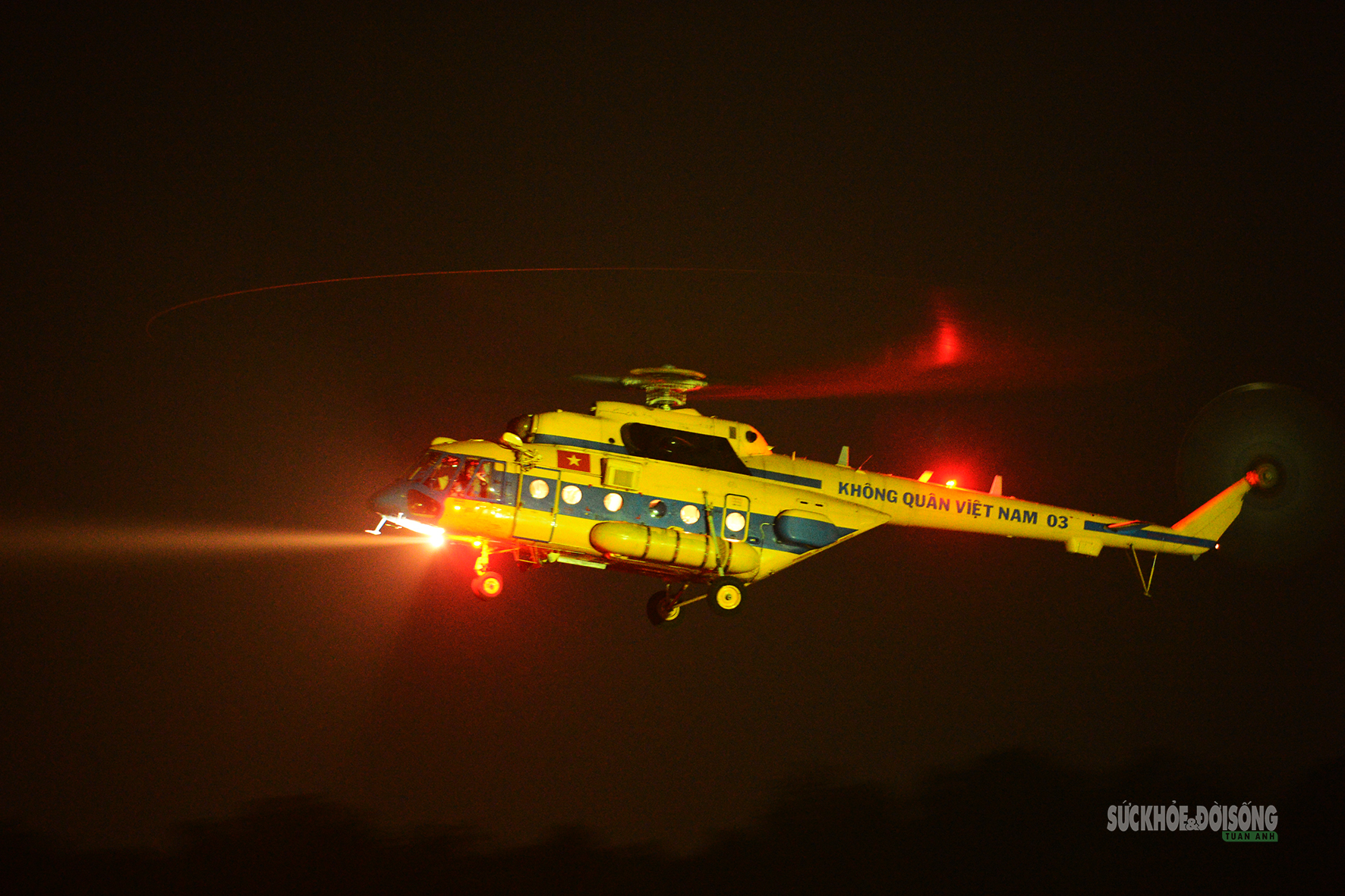 Khi trực thăng 'vẽ lửa' trên bầu trời đêm- Ảnh 13. Khi trực thăng 'vẽ lửa' trên bầu trời đêm- Ảnh 13.