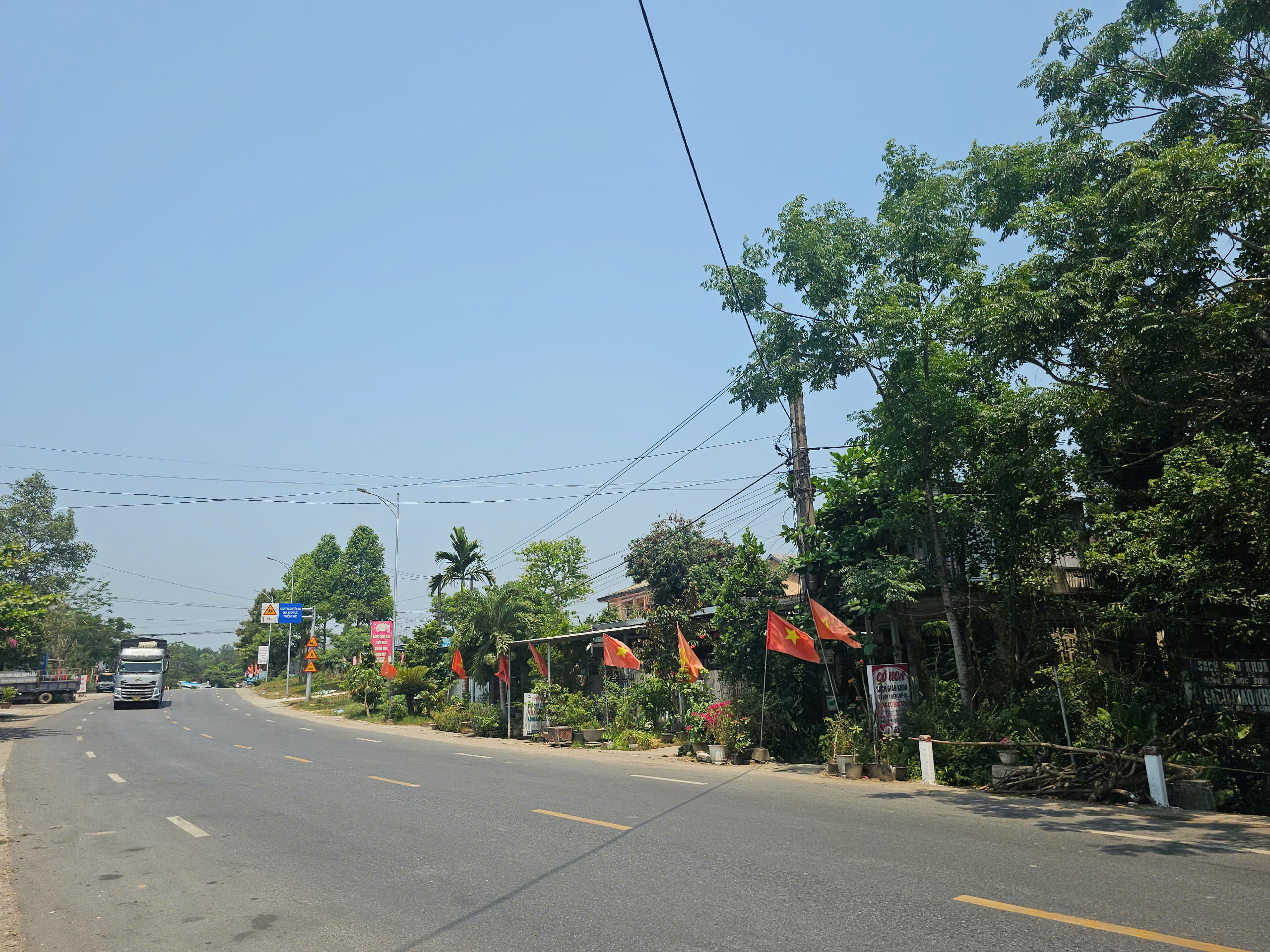 Quốc lộ 49 những ngày đầu thực hiện phương án phân luồng xe tải nặng- Ảnh 2. Quốc lộ 49 những ngày đầu thực hiện phương án phân luồng xe tải nặng- Ảnh 2.