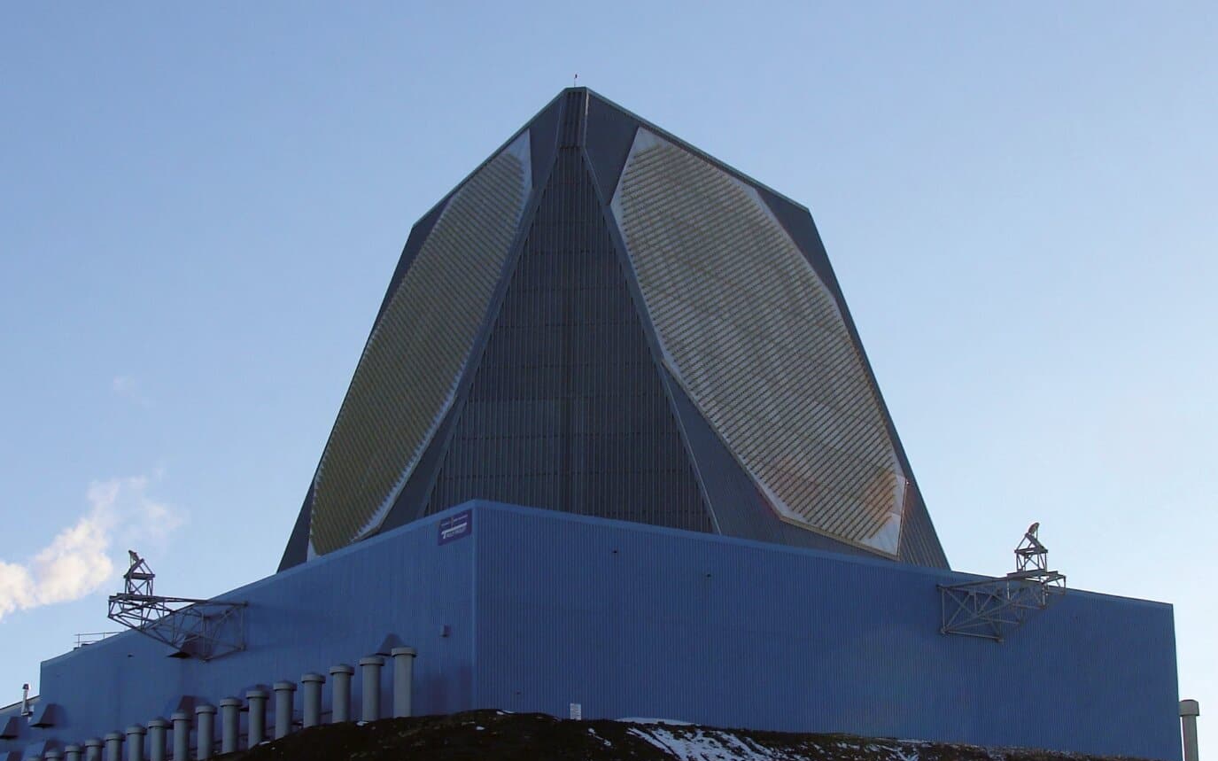 Bệ phóng lạ tại vị trí 'đắt giá' trên tàu chiến Mỹ- Ảnh 2. Iran phá hủy radar đắt nhất thế giới của Mỹ