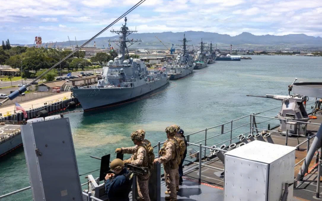 Loạt tàu khu trục Mỹ tiến hành rà phá thủy lôi ở eo biển Hormuz- Ảnh 2.