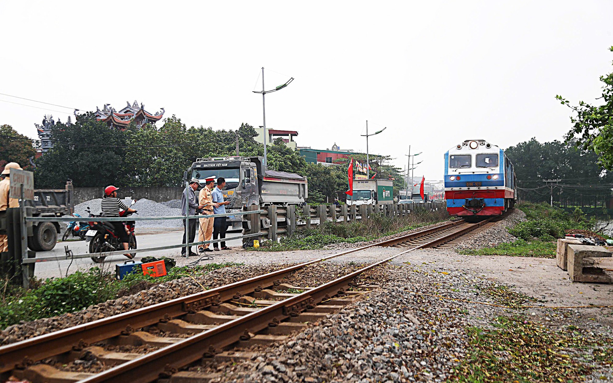 Clip 1 người bị hất văng khỏi xe công nông sau va chạm với tàu hỏa- Ảnh 1.