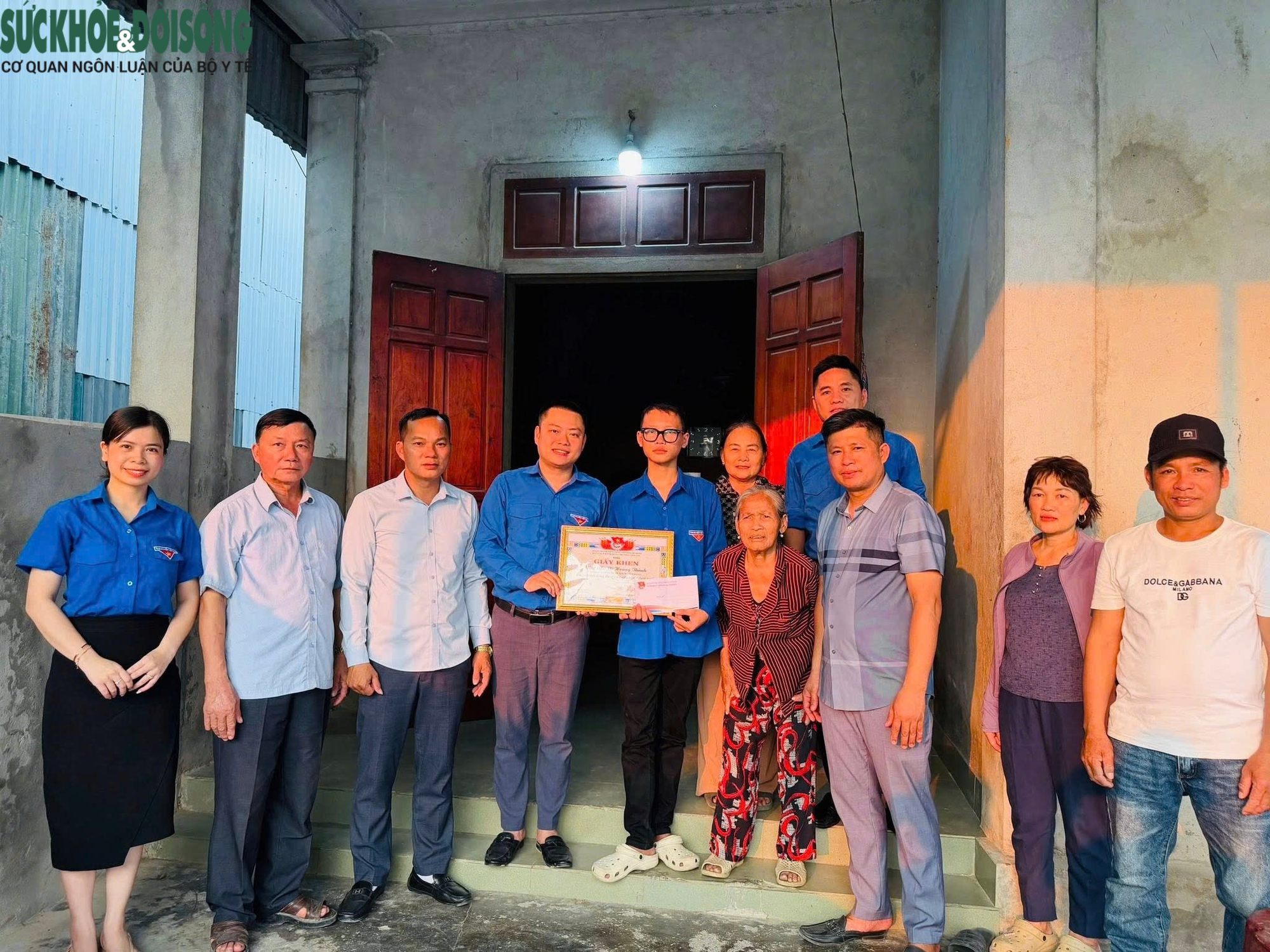 Khen thưởng nam sinh lớp 10 cứu 2 người giữa dòng xoáy ở biển Cửa Lò- Ảnh 1.