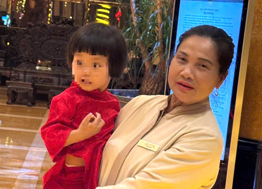 Người phụ nữ chở bé gái đến cổng đền Xã Tắc rồi bỏ lại- Ảnh 1.