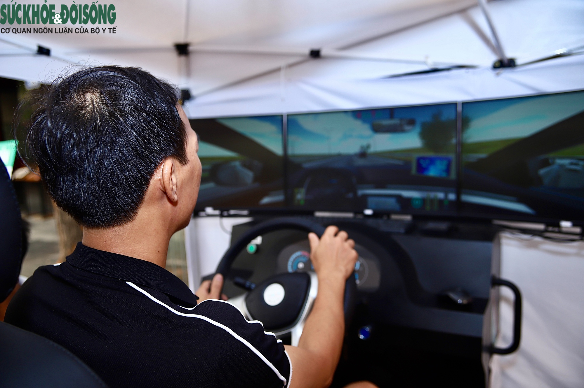 Hà Nội: Người dân trải nghiệm lái xe mô phỏng, thực hành chữa cháy ngay trên phố- Ảnh 3.