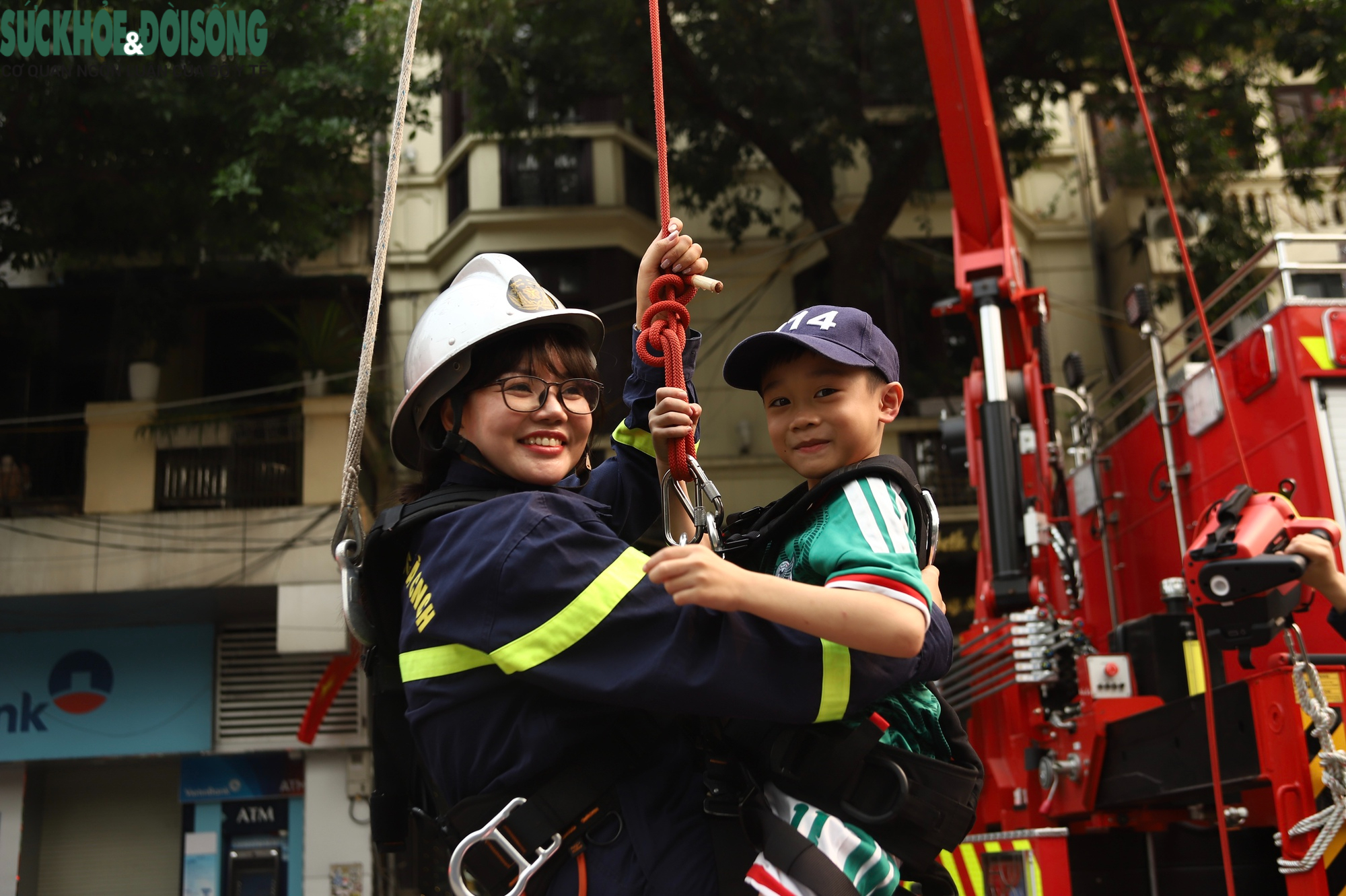 Hà Nội: Người dân trải nghiệm lái xe mô phỏng, thực hành chữa cháy ngay trên phố- Ảnh 7.