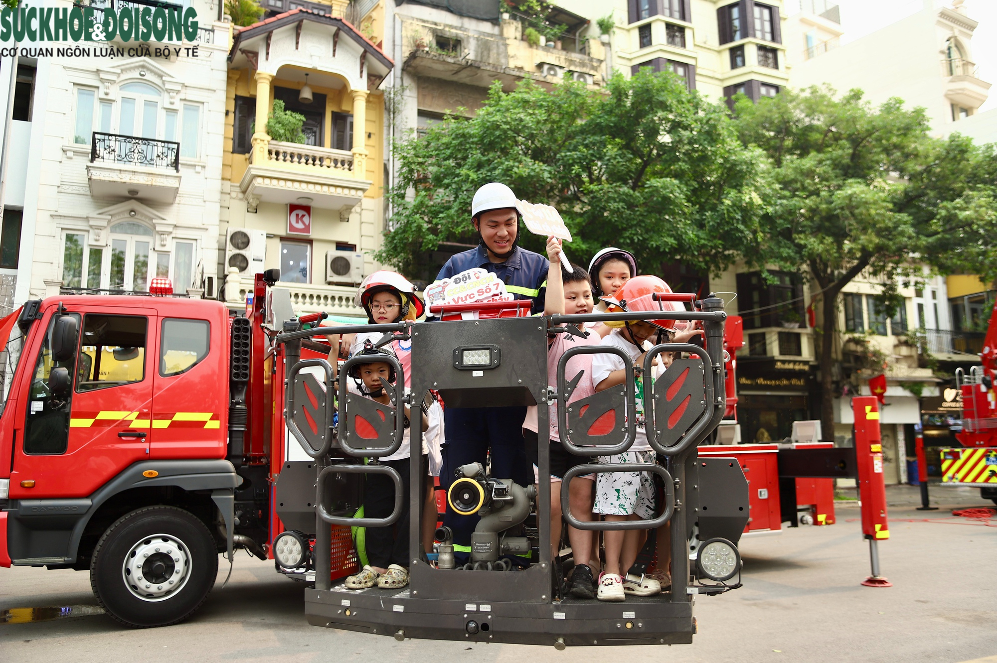 Hà Nội: Người dân trải nghiệm lái xe mô phỏng, thực hành chữa cháy ngay trên phố- Ảnh 8.