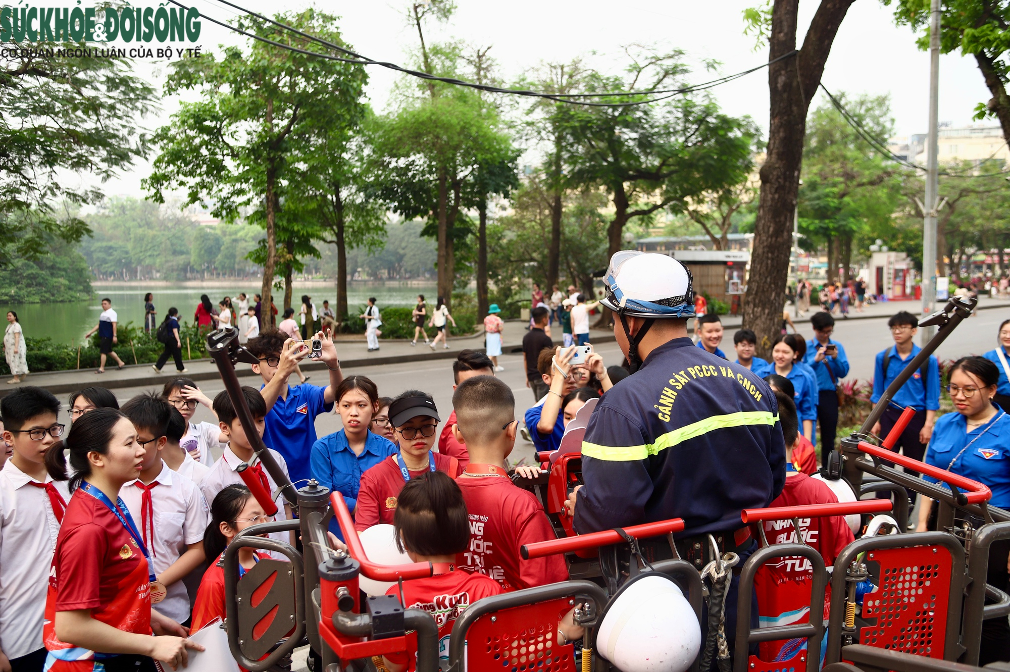 Hà Nội: Người dân trải nghiệm lái xe mô phỏng, thực hành chữa cháy ngay trên phố- Ảnh 9.