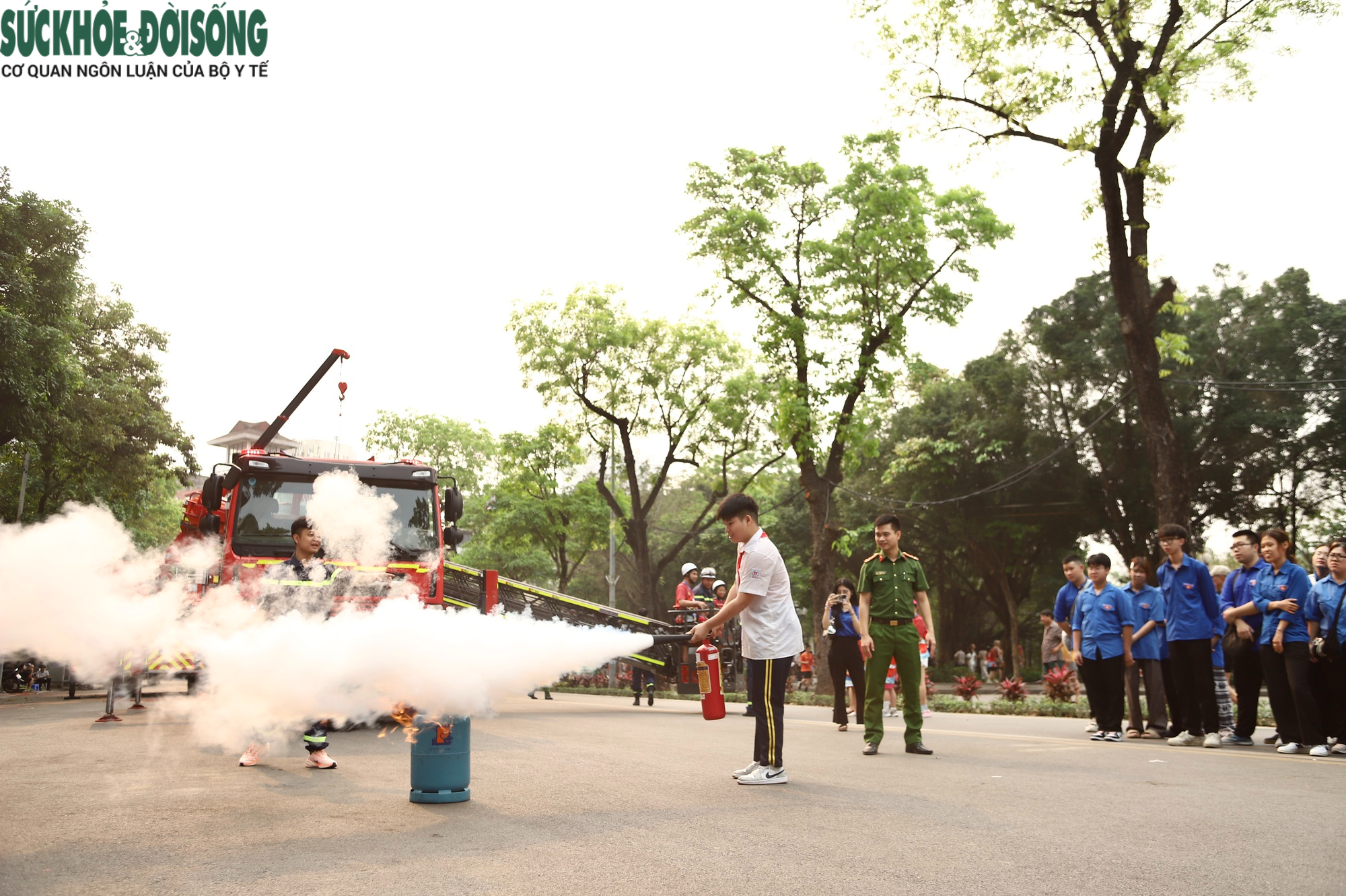 Hà Nội: Người dân trải nghiệm lái xe mô phỏng, thực hành chữa cháy ngay trên phố- Ảnh 10.