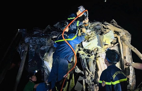 Tuyên Quang: Xuyên đêm giải cứu tài xế mắc kẹt dưới vực sâu 80m- Ảnh 1.