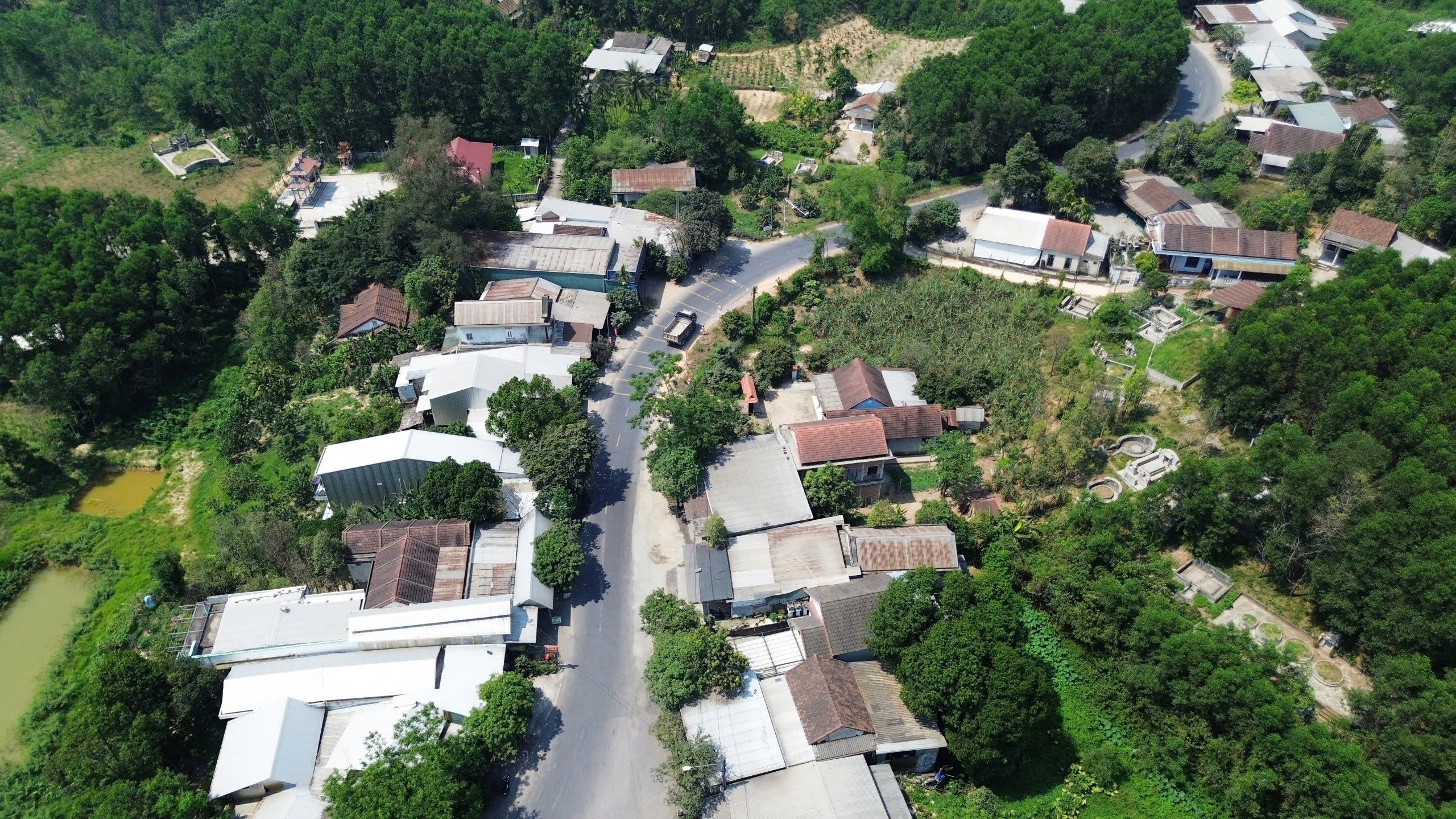 Quốc lộ 49 những ngày đầu thực hiện phương án phân luồng xe tải nặng- Ảnh 3. Quốc lộ 49 những ngày đầu thực hiện phương án phân luồng xe tải nặng- Ảnh 3.