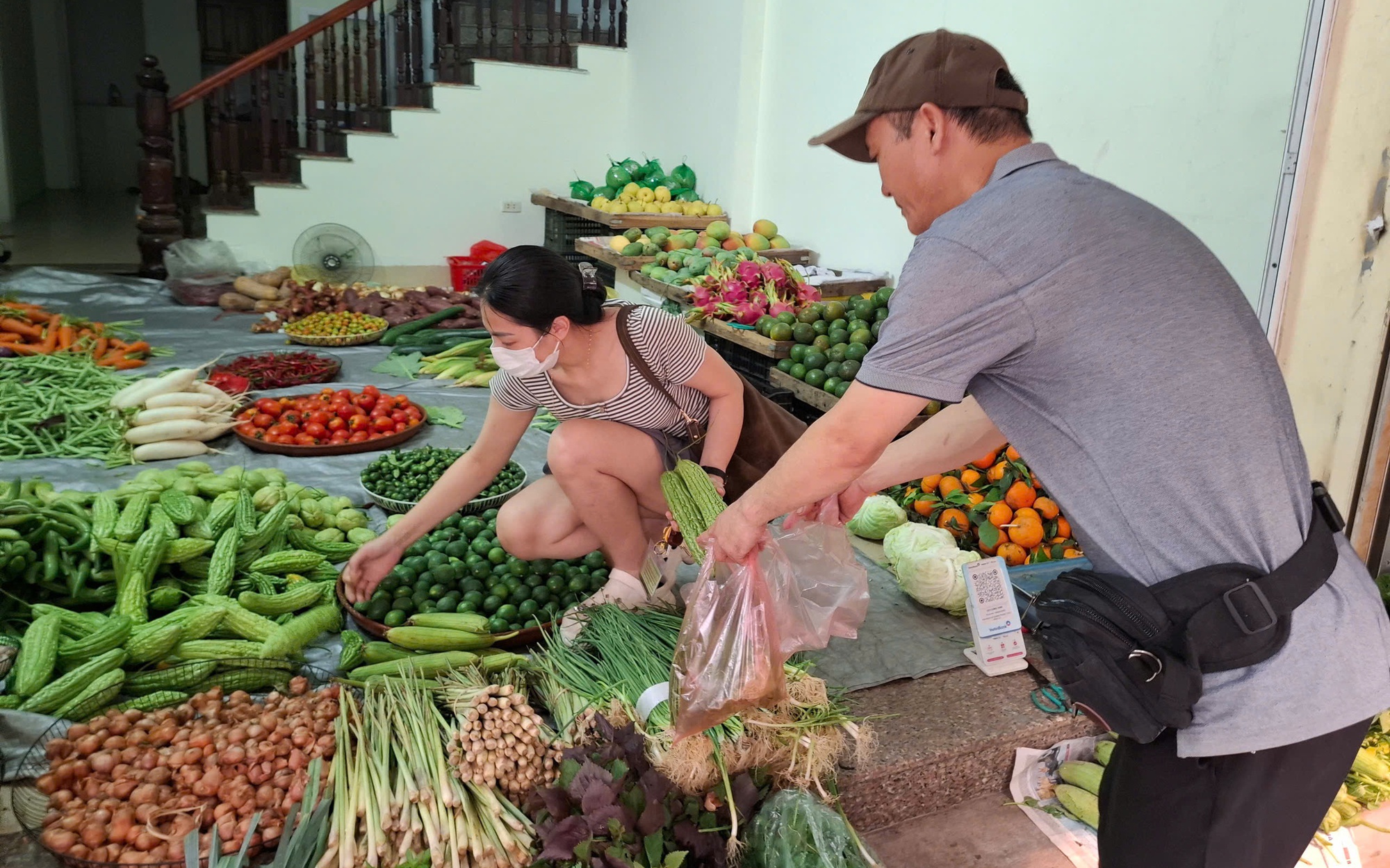 Giá xăng dầu giảm, giá vé xe khách cũng 'hạ nhiệt' trước kỳ nghỉ 30/4- Ảnh 3. Giá xăng dầu giảm, giá chợ có "hạ nhiệt"?