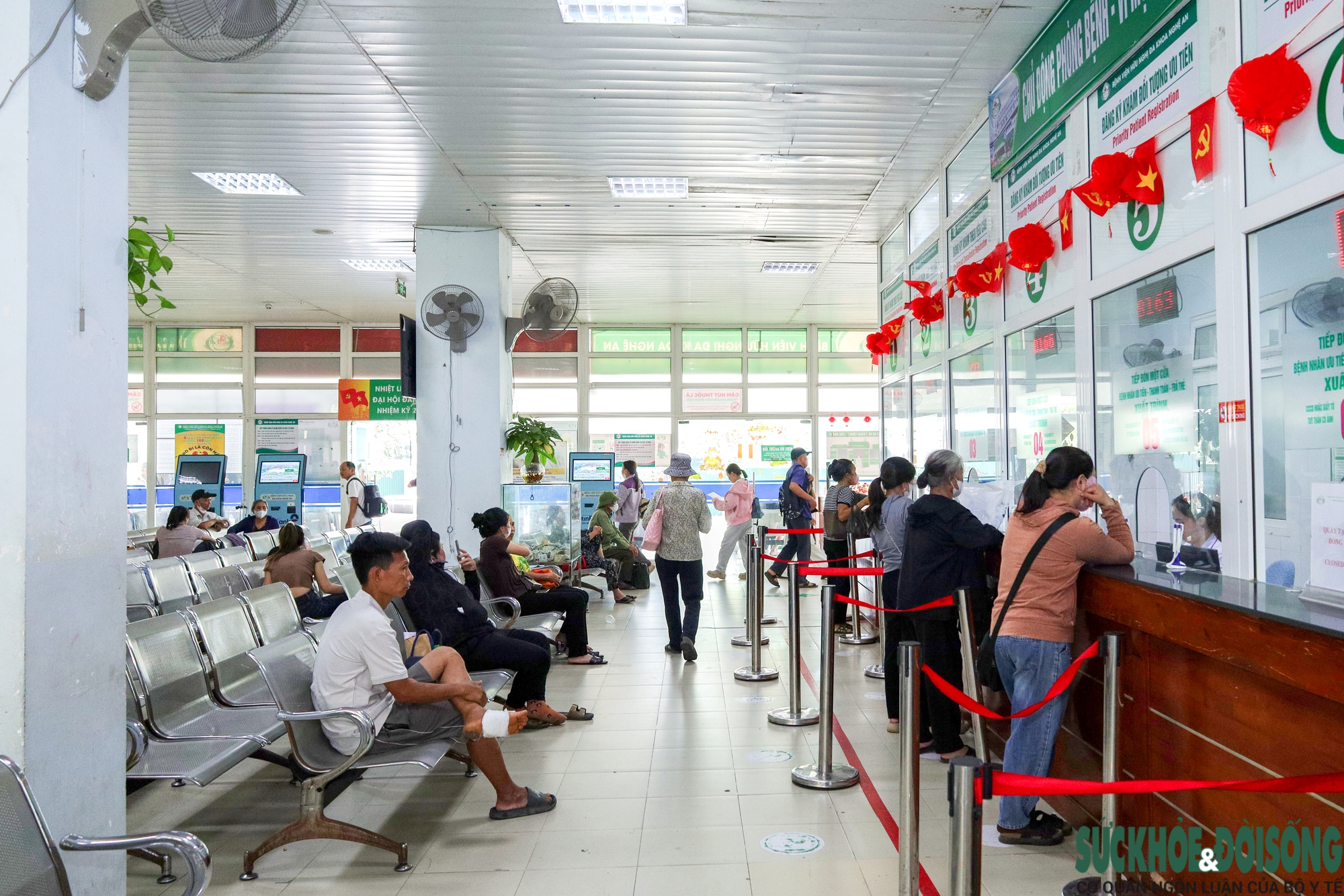 Nắng nóng kéo dài, bệnh viện 'căng mình' đón bệnh nhi và người già- Ảnh 2.