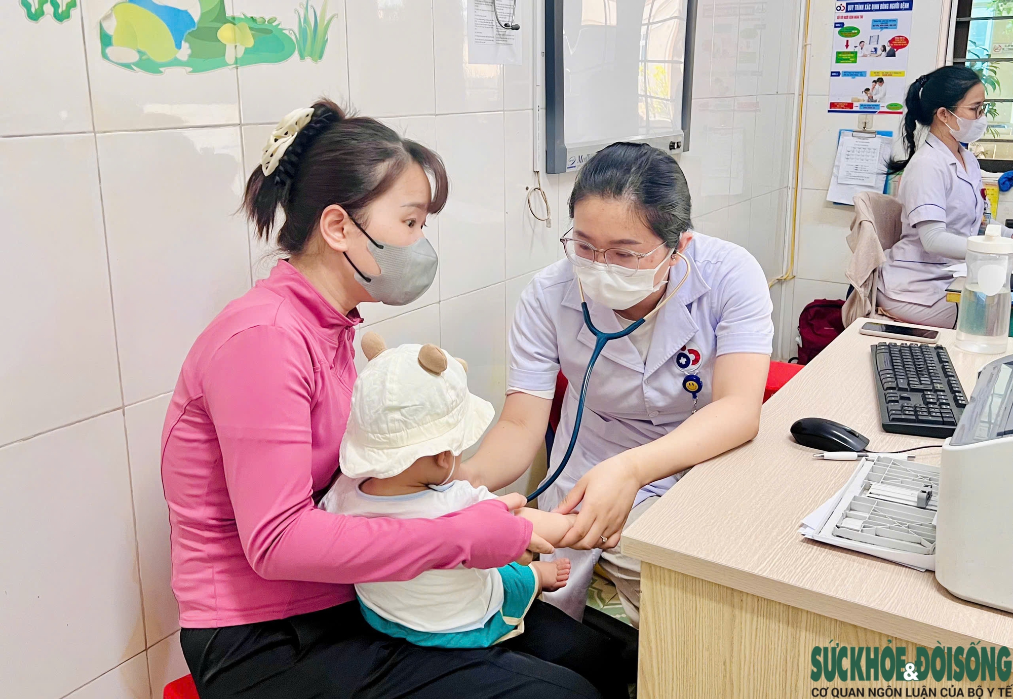 Nắng nóng kéo dài, bệnh viện 'căng mình' đón bệnh nhi và người già- Ảnh 3.