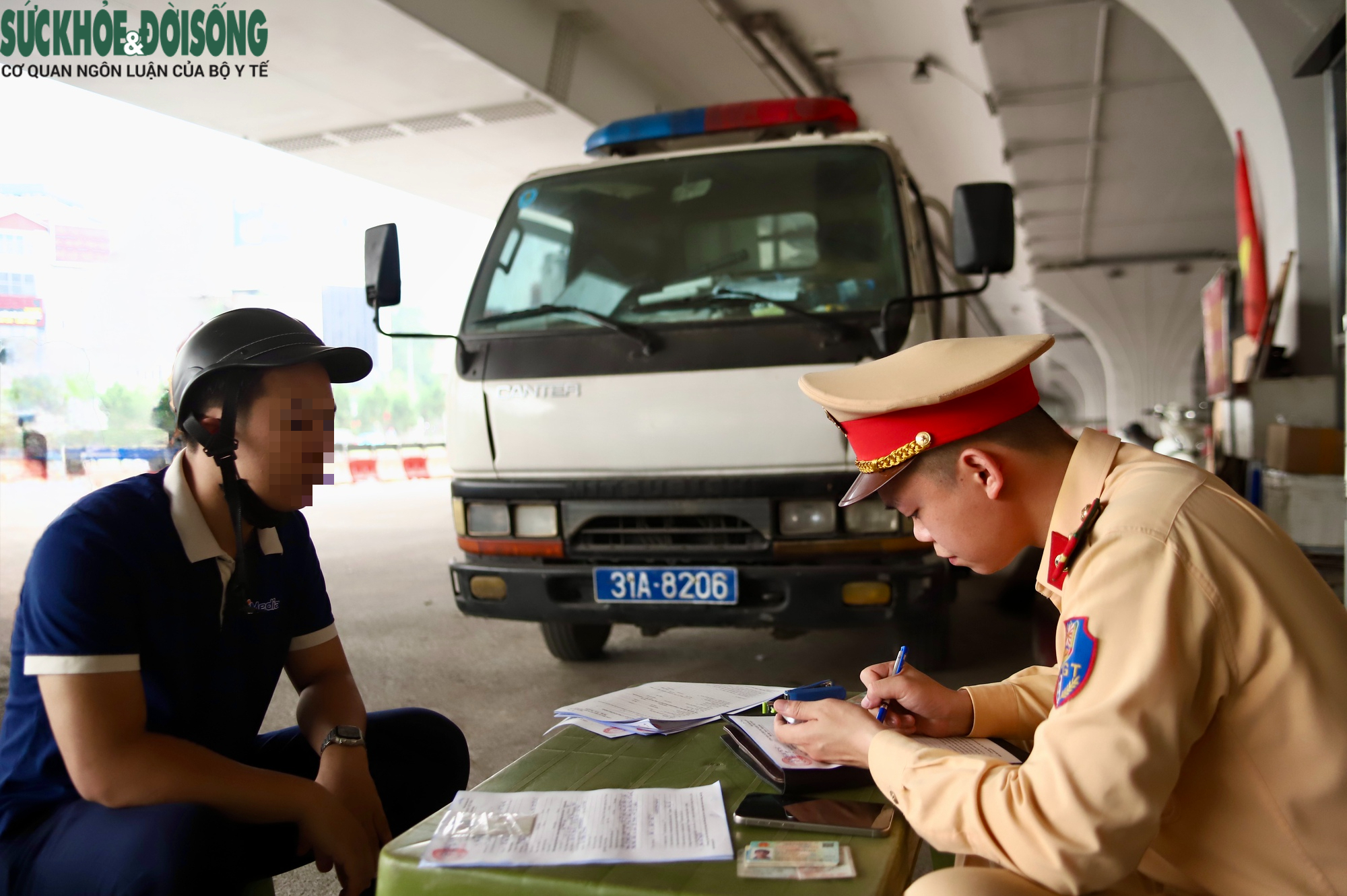 1 giờ xử lý hàng chục tài xế đi ngược chiều: Tiện vài phút, mất cả triệu đồng- Ảnh 5.