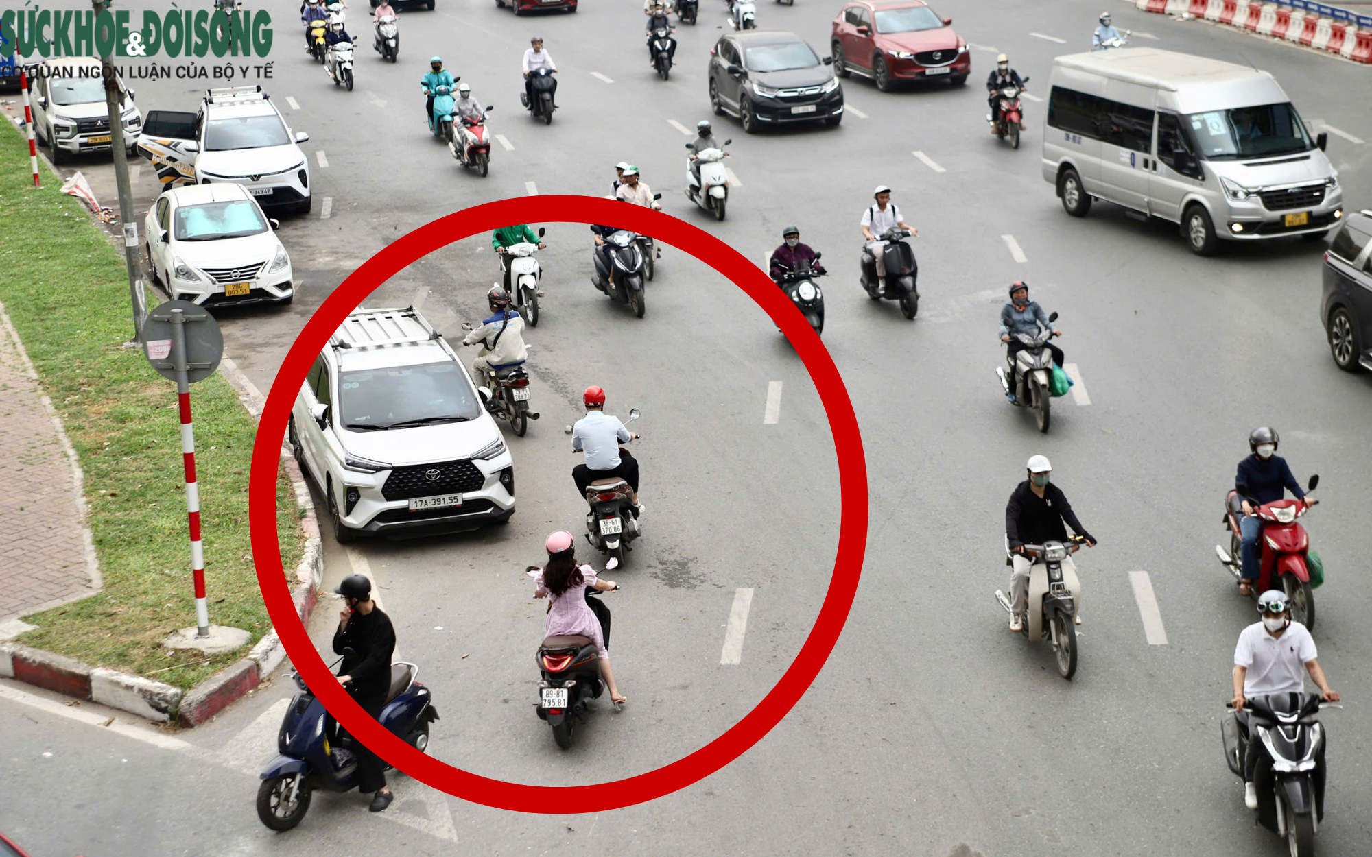 1 giờ xử lý hàng chục tài xế đi ngược chiều: Tiện vài phút, mất cả triệu đồng- Ảnh 2.