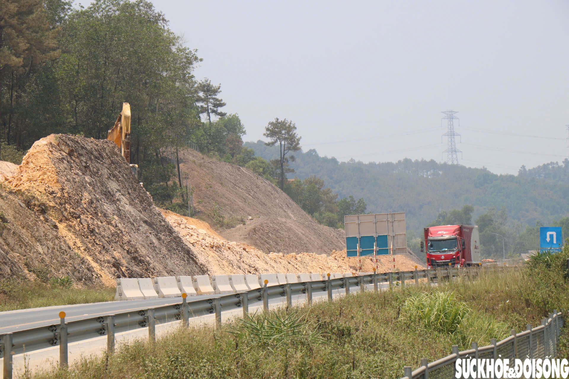 Hàng trăm công nhân miệt mài thi công mở rộng cao tốc Cam Lộ - La Sơn giữa nắng nóng như đổ lửa- Ảnh 1.