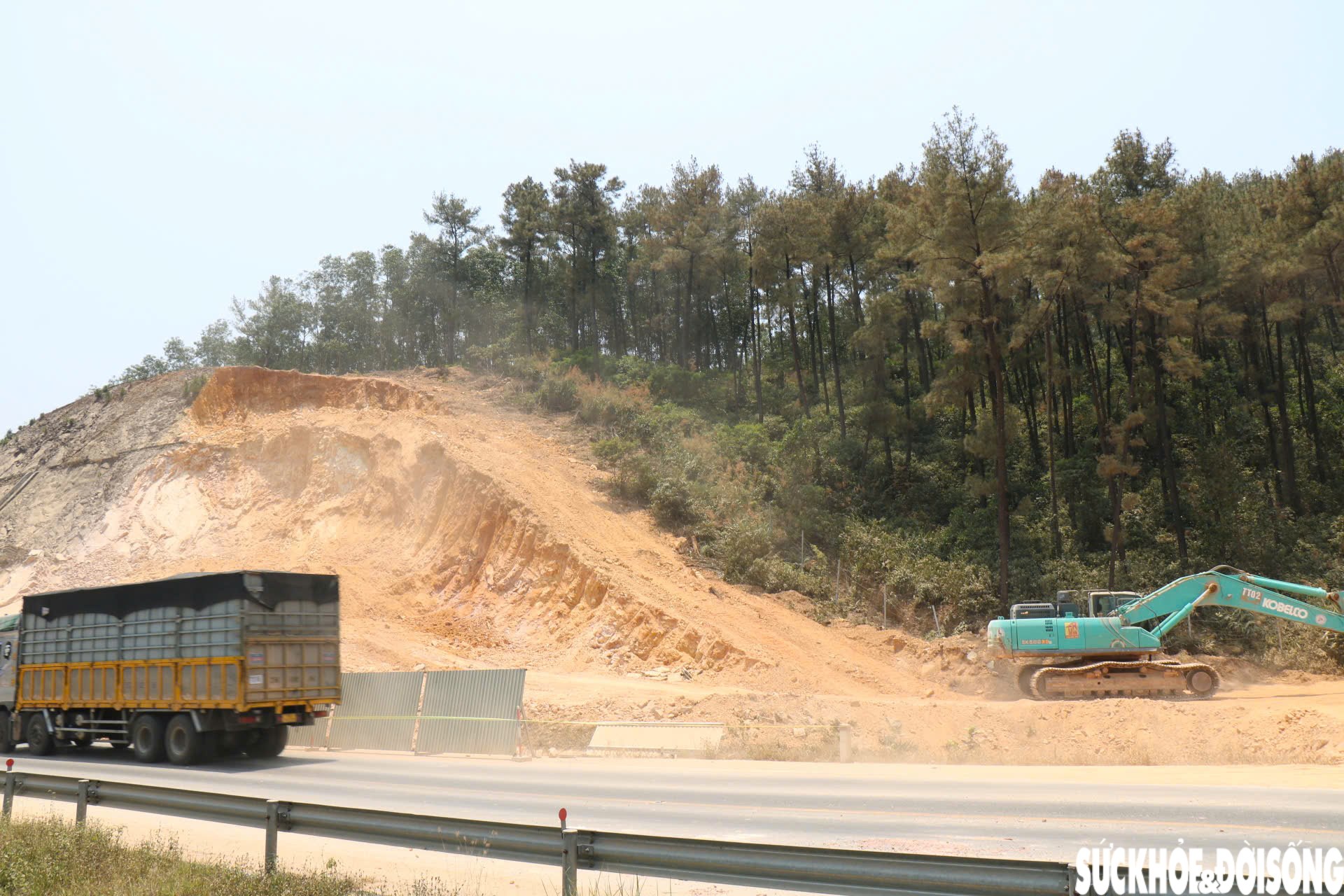 Hàng trăm công nhân miệt mài thi công mở rộng cao tốc Cam Lộ - La Sơn giữa nắng nóng như đổ lửa- Ảnh 2.