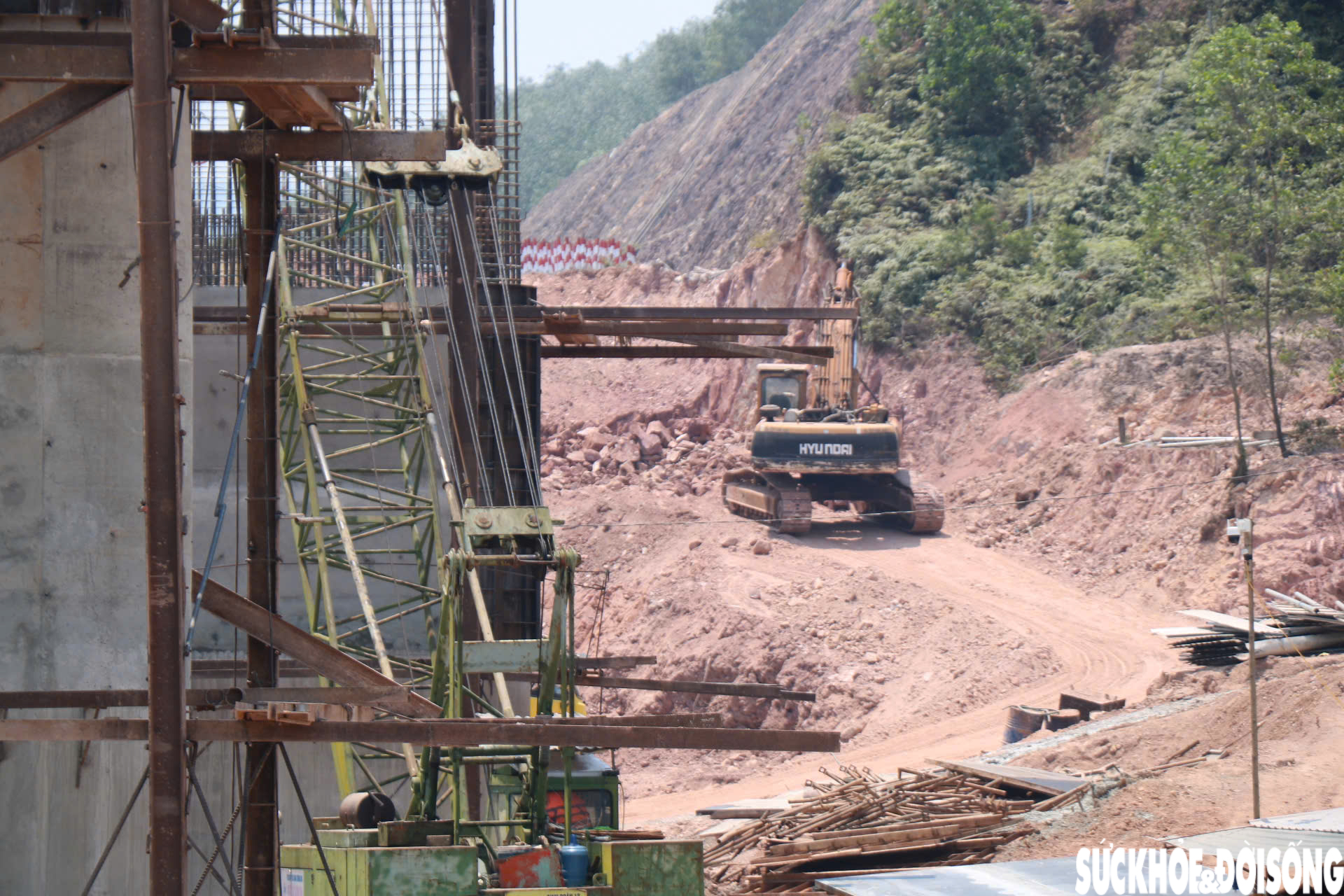 Hàng trăm công nhân miệt mài thi công mở rộng cao tốc Cam Lộ - La Sơn giữa nắng nóng như đổ lửa- Ảnh 4.