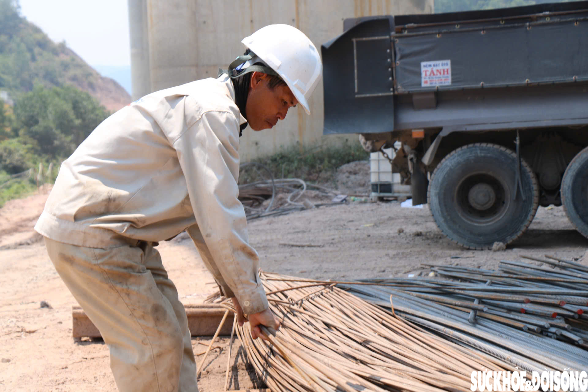 Hàng trăm công nhân miệt mài thi công mở rộng cao tốc Cam Lộ - La Sơn giữa nắng nóng như đổ lửa- Ảnh 6.