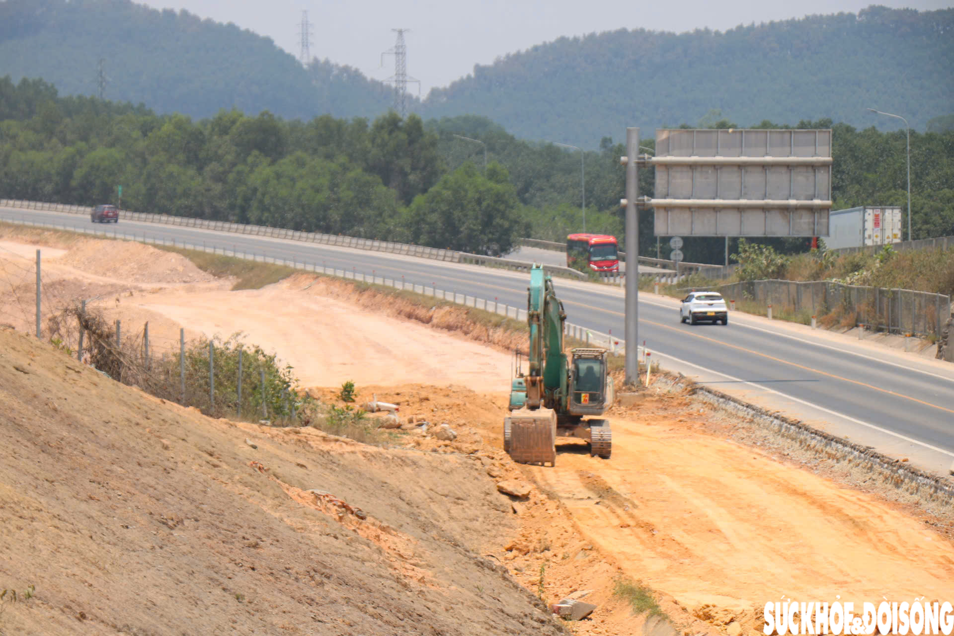 Hàng trăm công nhân miệt mài thi công mở rộng cao tốc Cam Lộ - La Sơn giữa nắng nóng như đổ lửa- Ảnh 11.