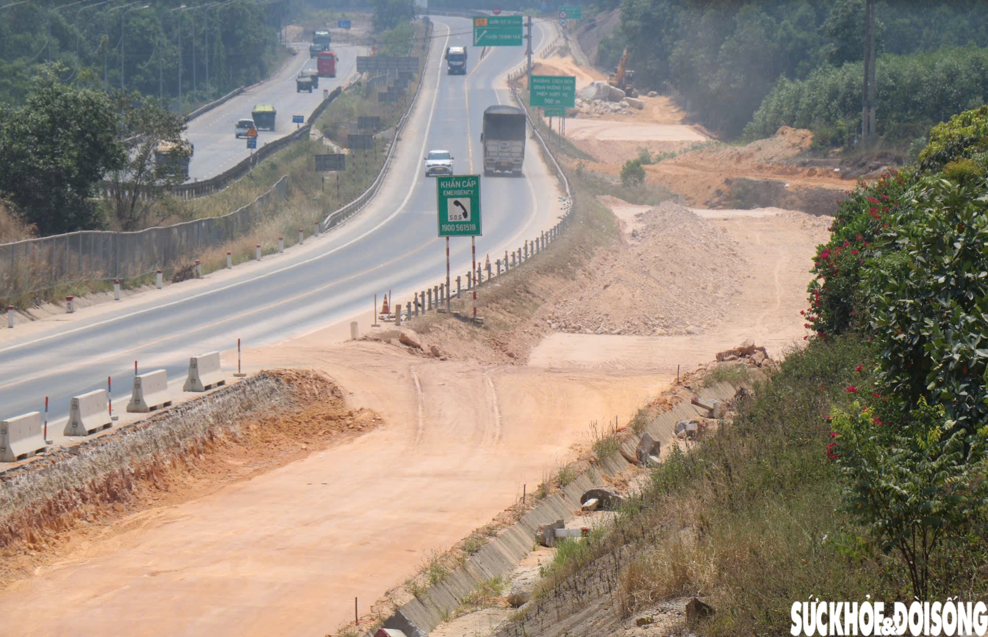 Hàng trăm công nhân miệt mài thi công mở rộng cao tốc Cam Lộ - La Sơn giữa nắng nóng như đổ lửa- Ảnh 12.
