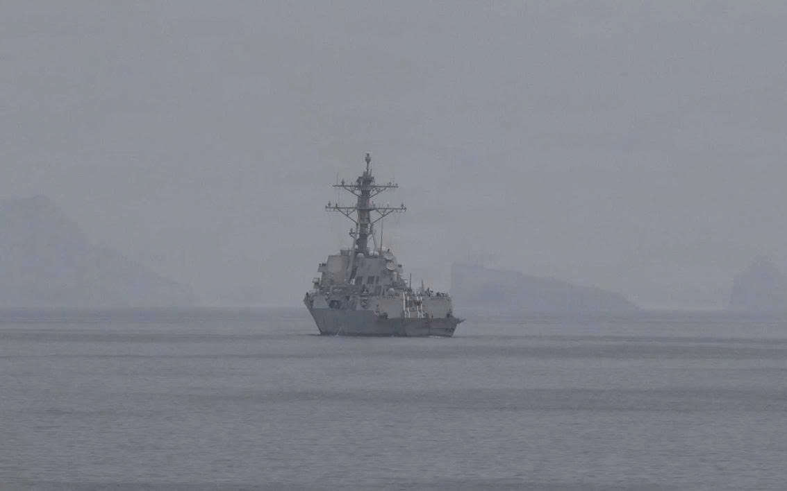 Iran công bố video buộc tàu chiến Mỹ rút khỏi eo biển Hormuz- Ảnh 1.