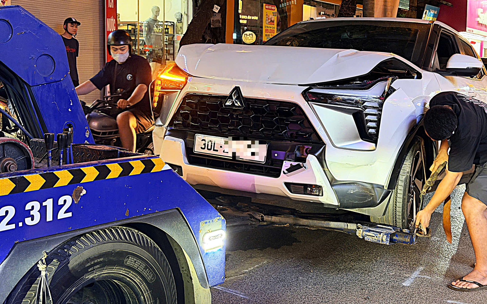 Tài xế vi phạm nồng độ cồn gây tai nạn liên hoàn trong khu đô thị Hà Nội- Ảnh 1.