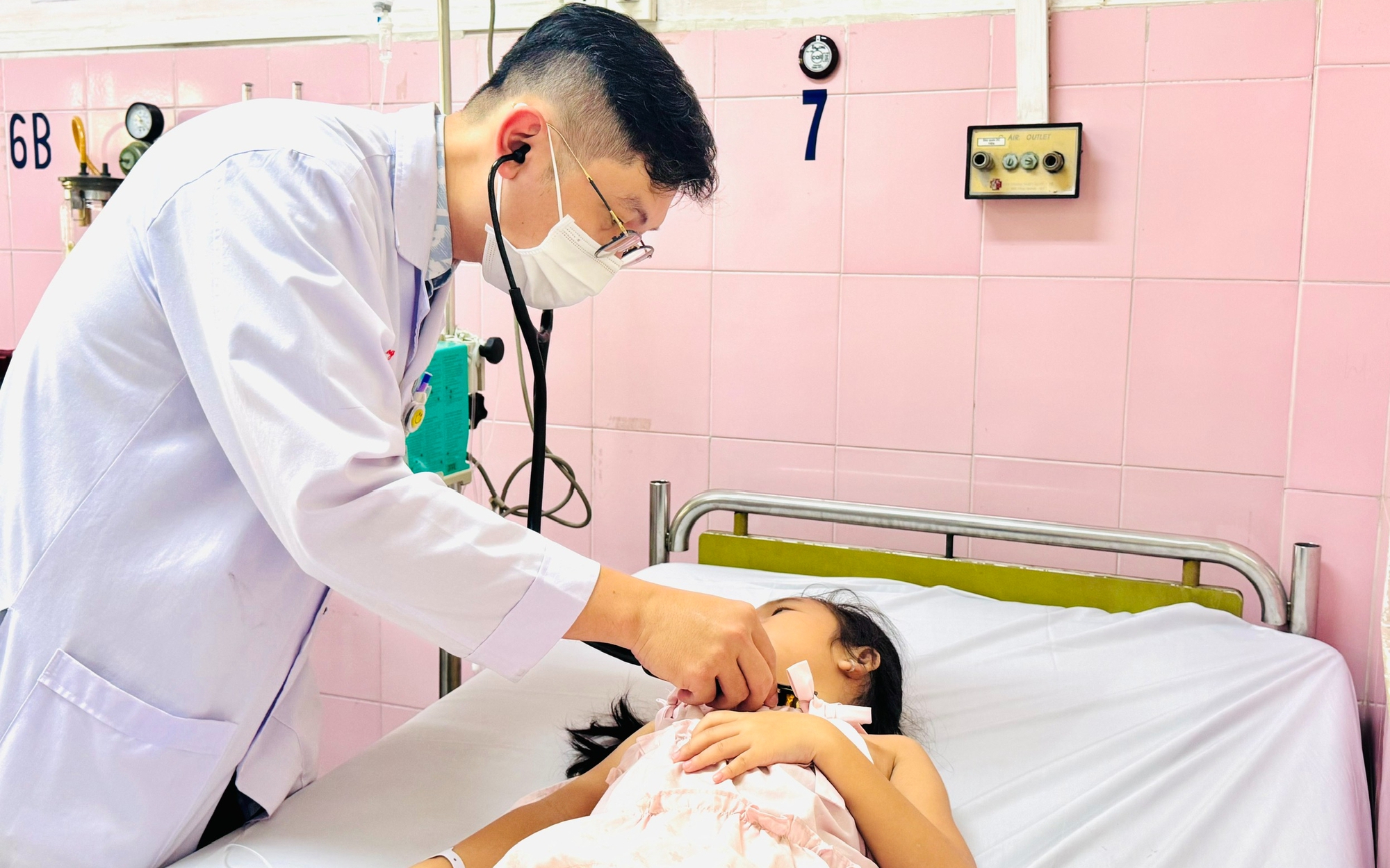 TPHCM: 2 trường ngưng bữa ăn bán trú sau vụ ngộ độc tại trường Bình Quới Tây- Ảnh 3. TPHCM: 2 trường ngưng bữa ăn bán trú sau vụ ngộ độc tại trường Bình Quới Tây- Ảnh 3.