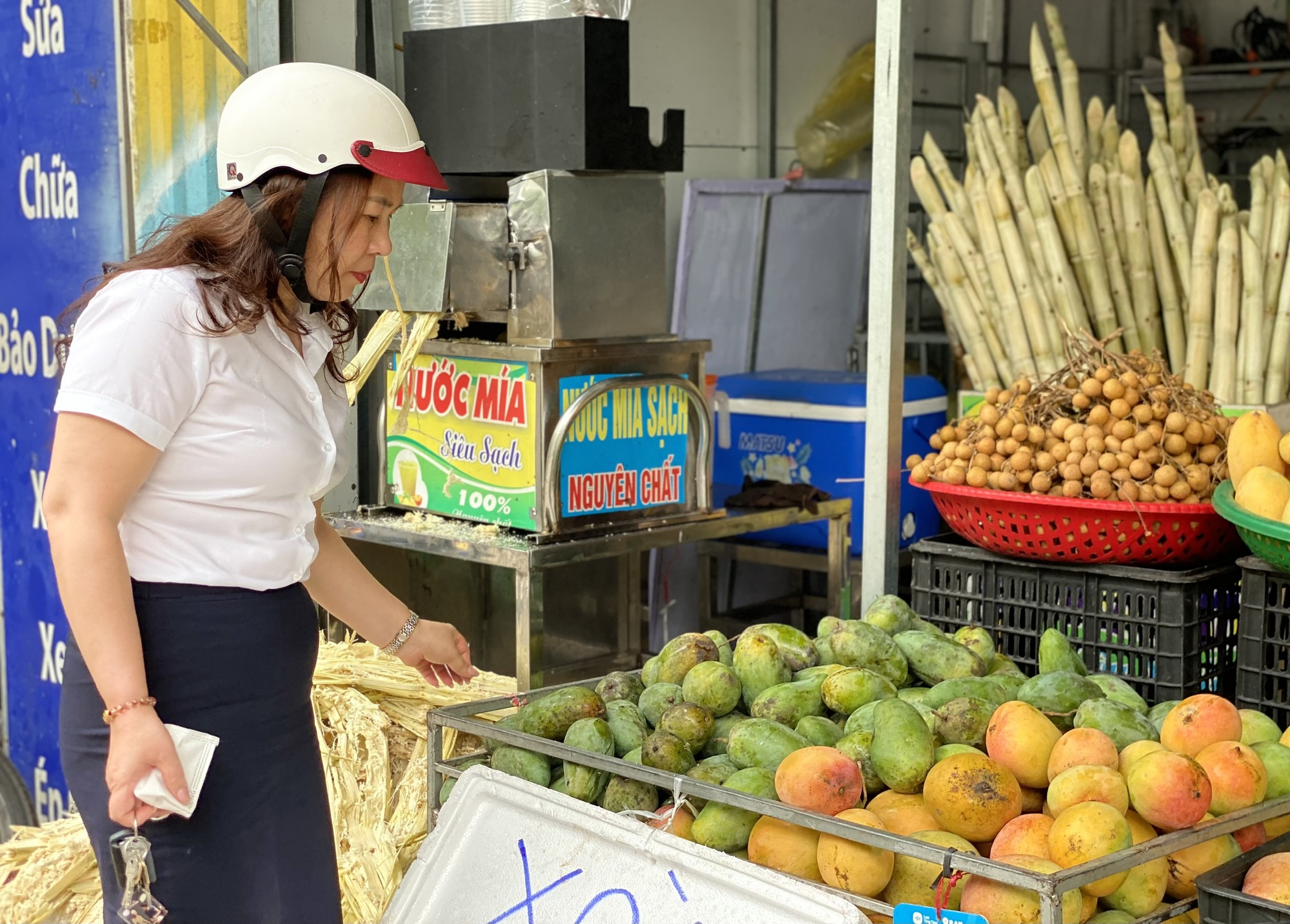 Tiểu thương bật mí cách chọn loại xoài đang ‘làm mưa làm gió’ thị trường Việt, vừa giòn vừa ngọt, quả nào cũng dày thịt, hạt mỏng dính- Ảnh 4.
