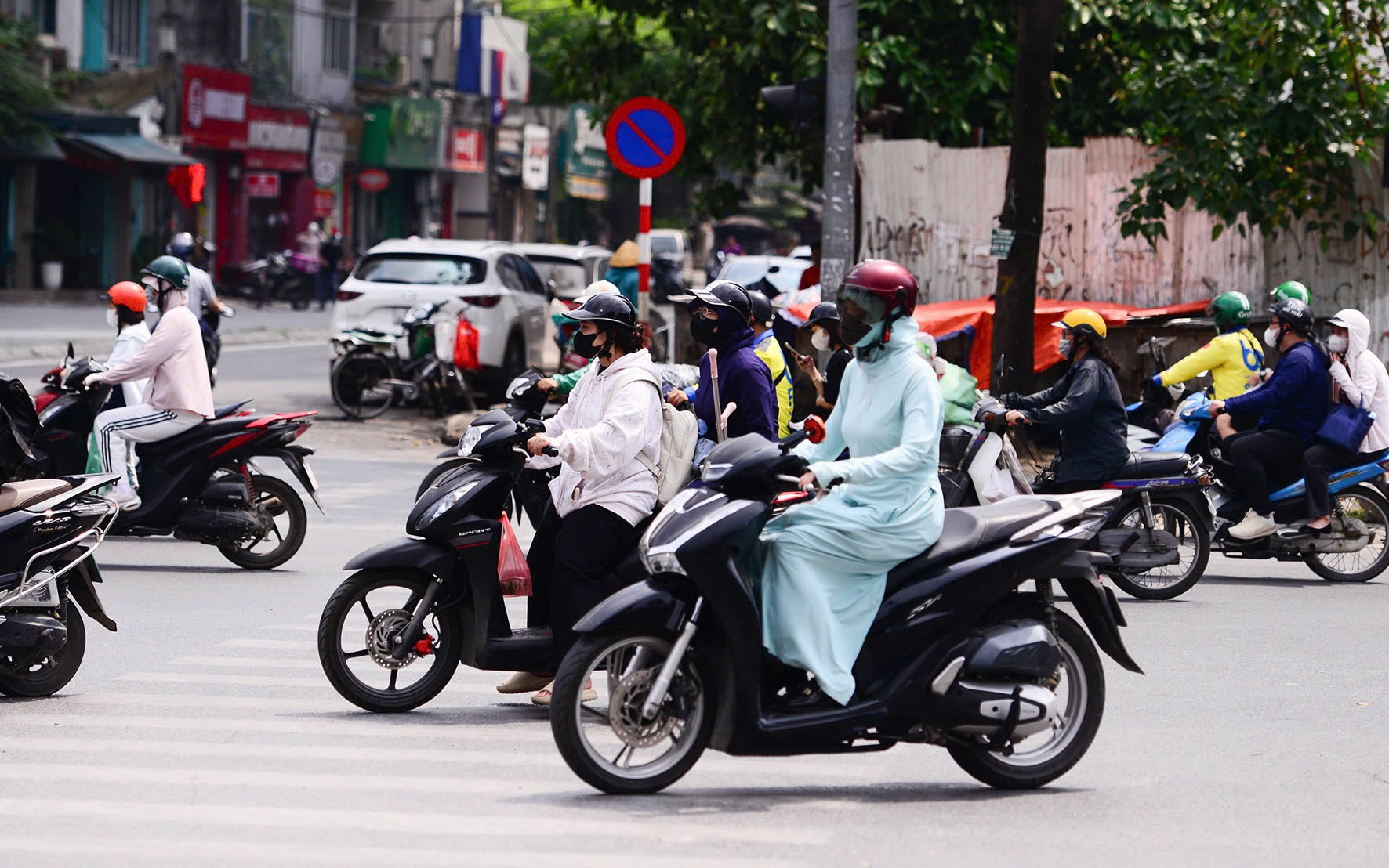Nắng nóng 41 độ ngay đầu mùa là hiện tượng ít gặp trong 10 năm trở lại đây