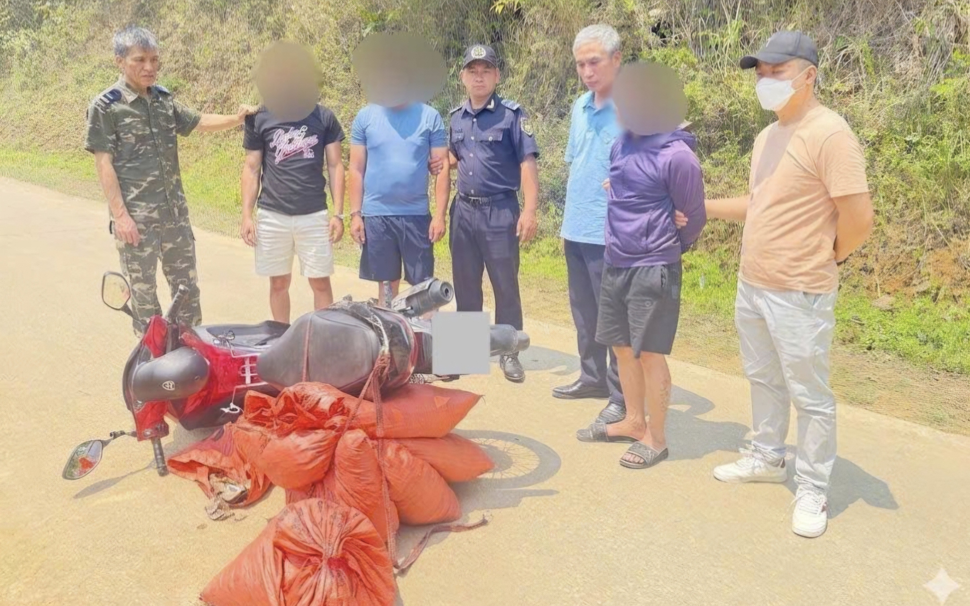 Bắt 2 đối tượng cướp dây chuyền của bé trai giữa khu dân cư- Ảnh 3.