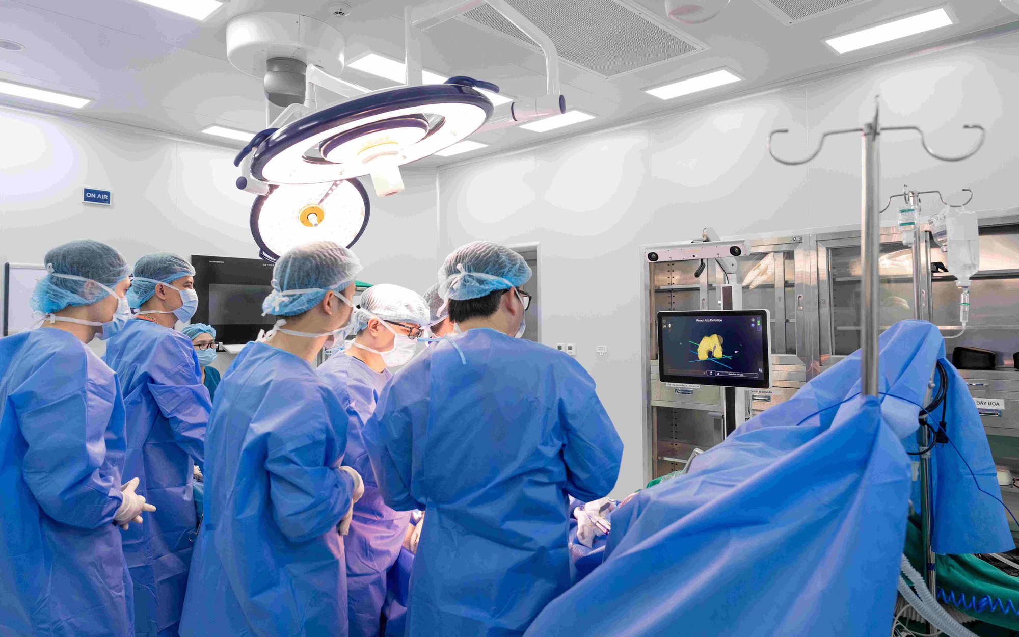 Khám phá robot AI giúp bệnh nhân đi lại sau 3 giờ phẫu thuật thay khớp gối tại Vinmec Hải Phòng 1 anh 1 1 17761378290281366592510 107 0 1707 2560 crop 1776137932636973959419