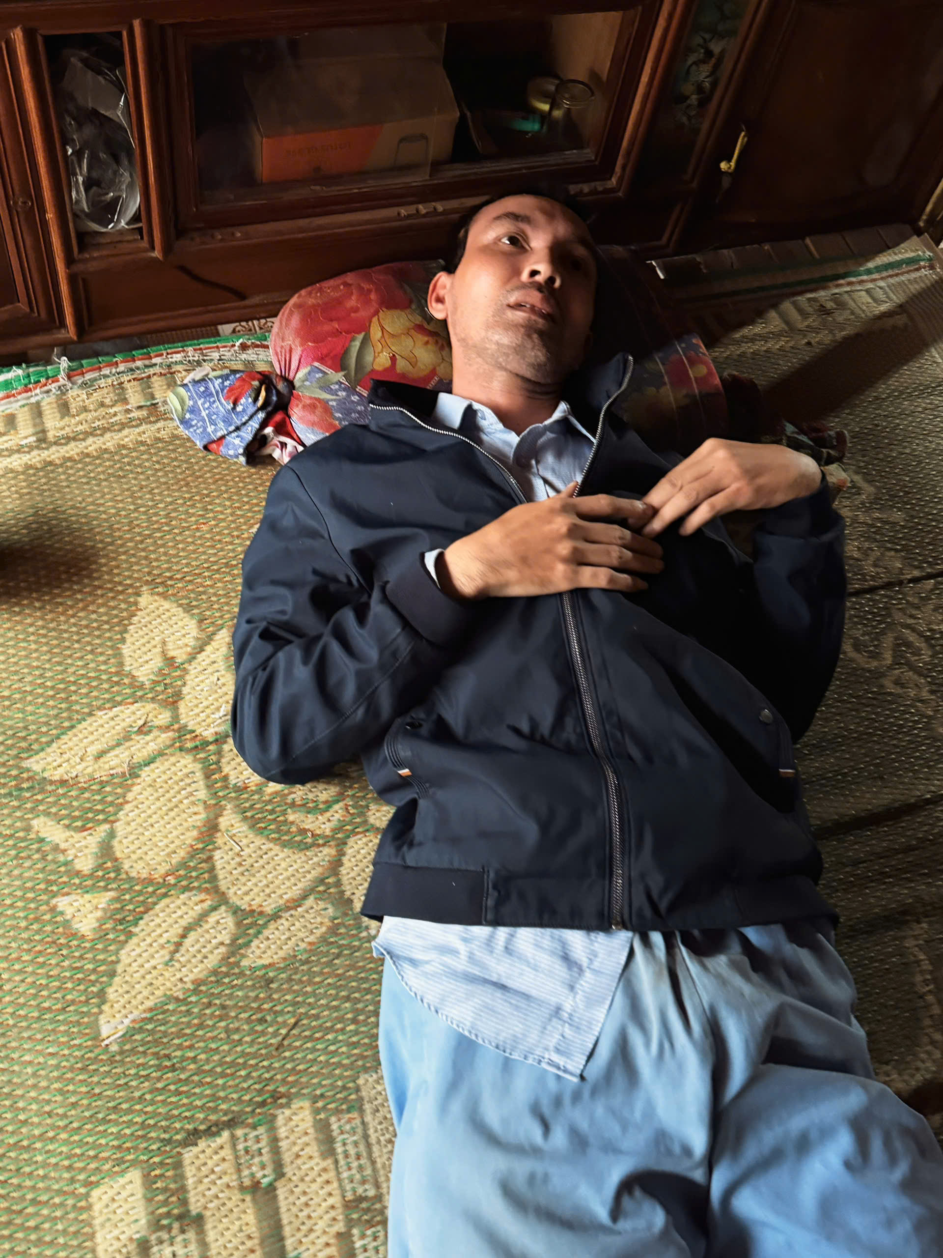 Cha già 80 tuổi chăm con liệt sau đột quỵ trong căn nhà dột nát- Ảnh 1.