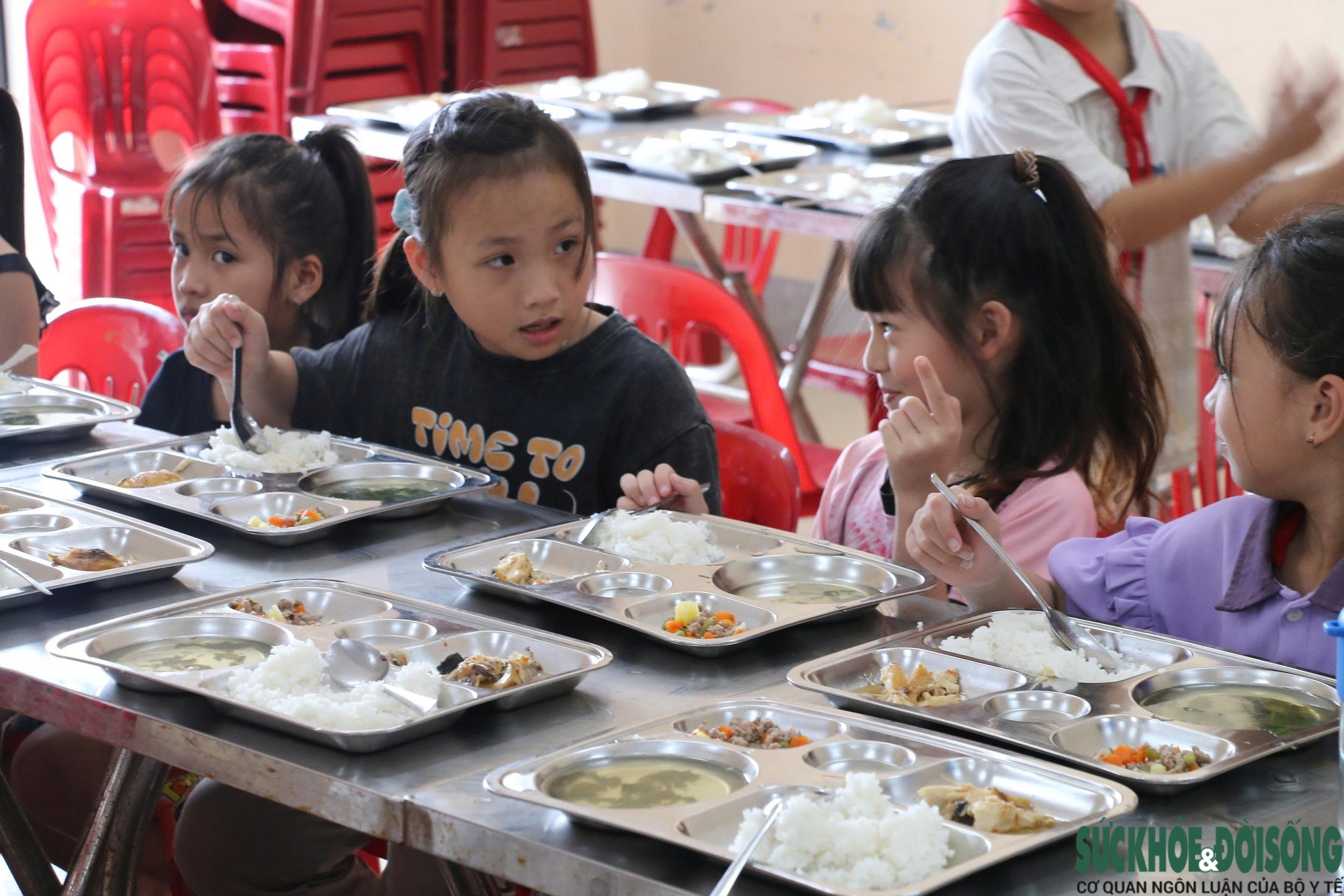 Phụ huynh thấp thỏm sau những bữa 'cơm hộp' ở trường- Ảnh 1.