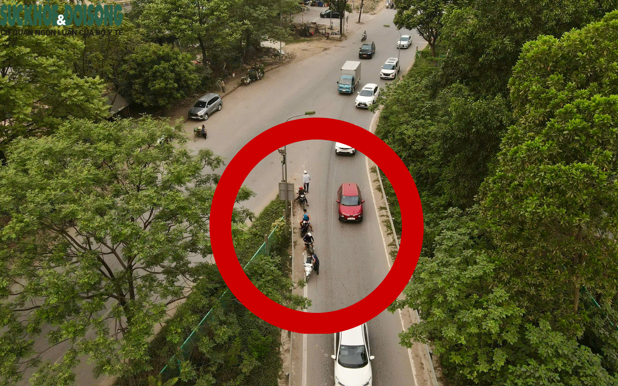 Xe máy 'tranh đường' với ô tô trên đại lộ Thăng Long bị phạt nặng, trừ điểm GPLX- Ảnh 2.