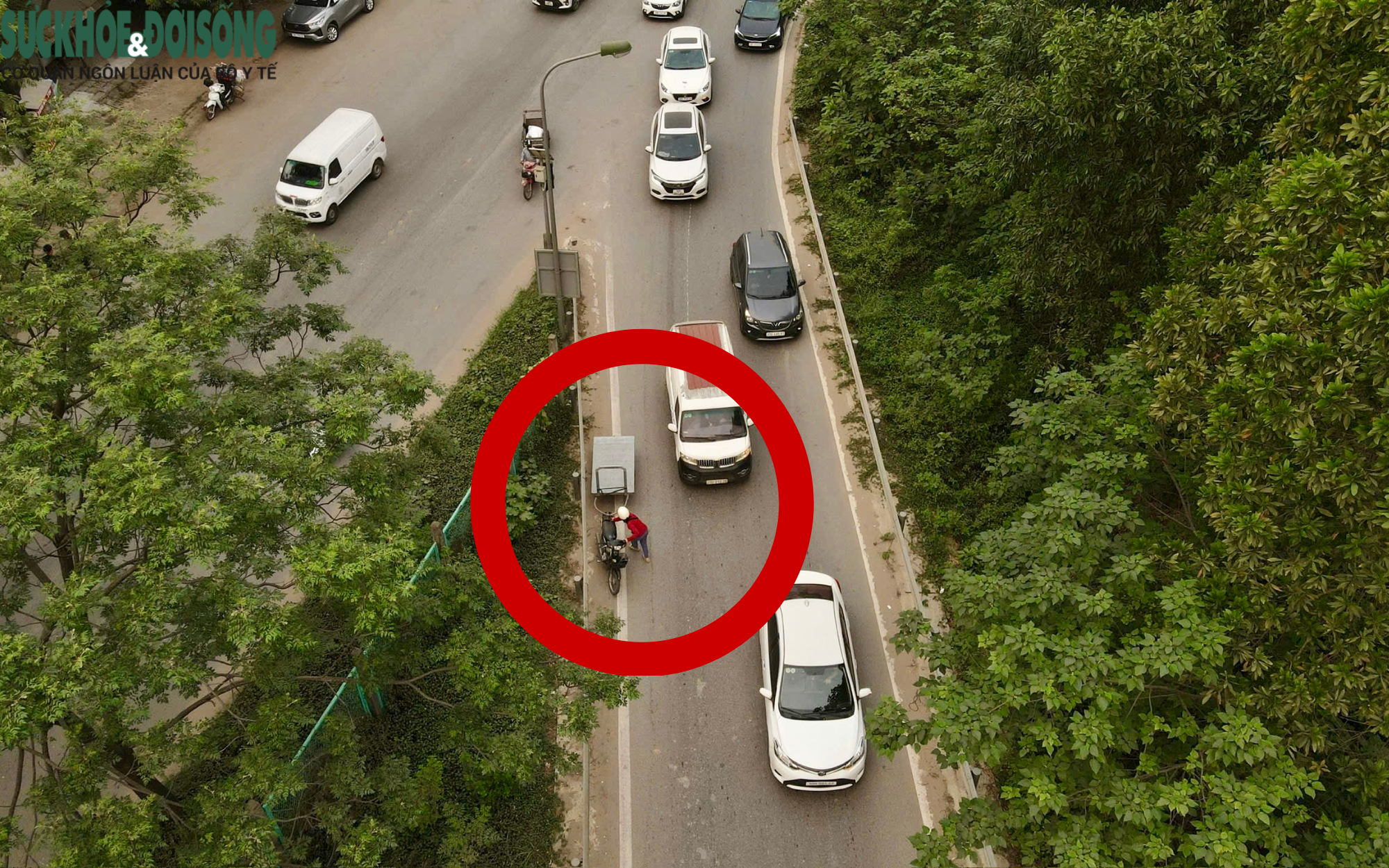 Xe máy 'tranh đường' với ô tô trên đại lộ Thăng Long bị phạt nặng, trừ điểm GPLX- Ảnh 3.