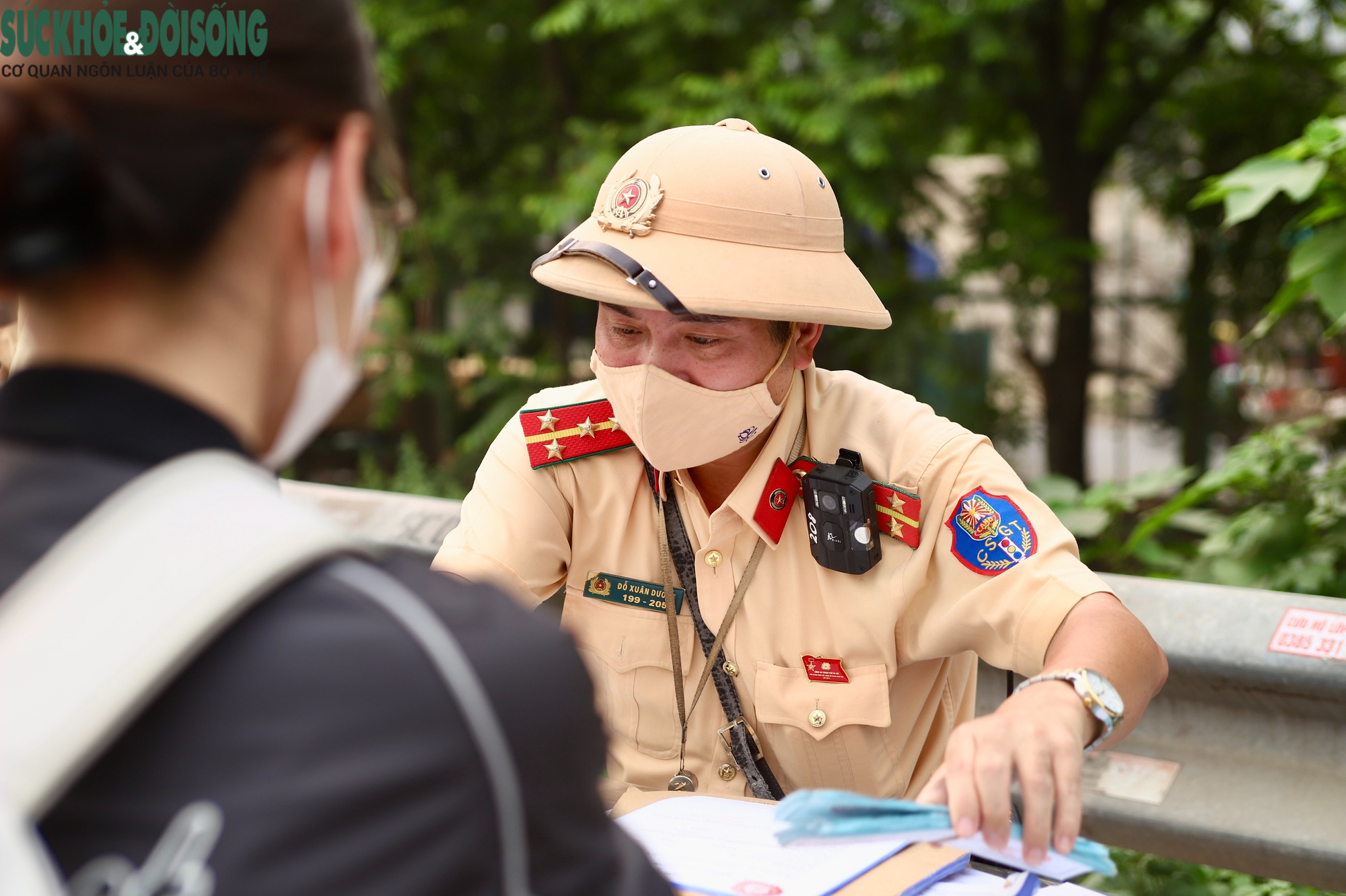 Xe máy 'tranh đường' với ô tô trên đại lộ Thăng Long bị phạt nặng, trừ điểm GPLX- Ảnh 7.