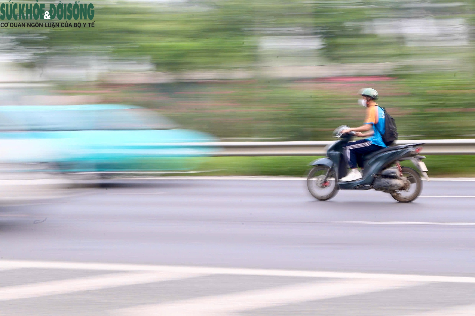 Xe máy 'tranh đường' với ô tô trên đại lộ Thăng Long bị phạt nặng, trừ điểm GPLX- Ảnh 4.