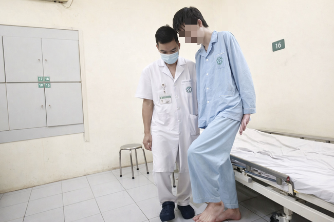 Nam sinh bị liệt vận động do thói quen ngồi khoanh chân - Ảnh 3. Nam sinh bị liệt vận động do thói quen ngồi khoanh chân - Ảnh 3.