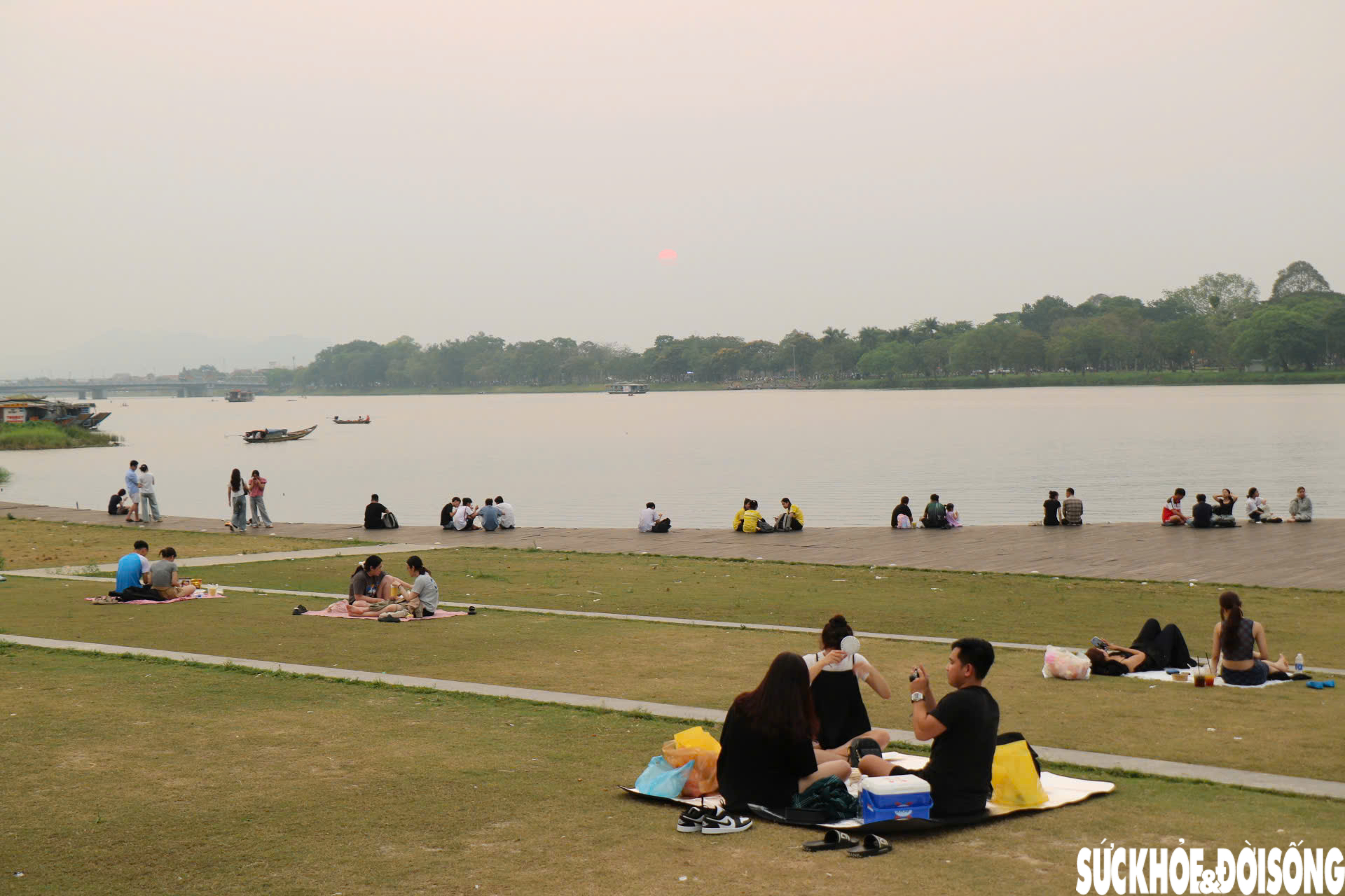 Nắng nóng gay gắt, người dân tìm đến bờ sông Hương giải nhiệt, 'săn' hoàng hôn- Ảnh 1.