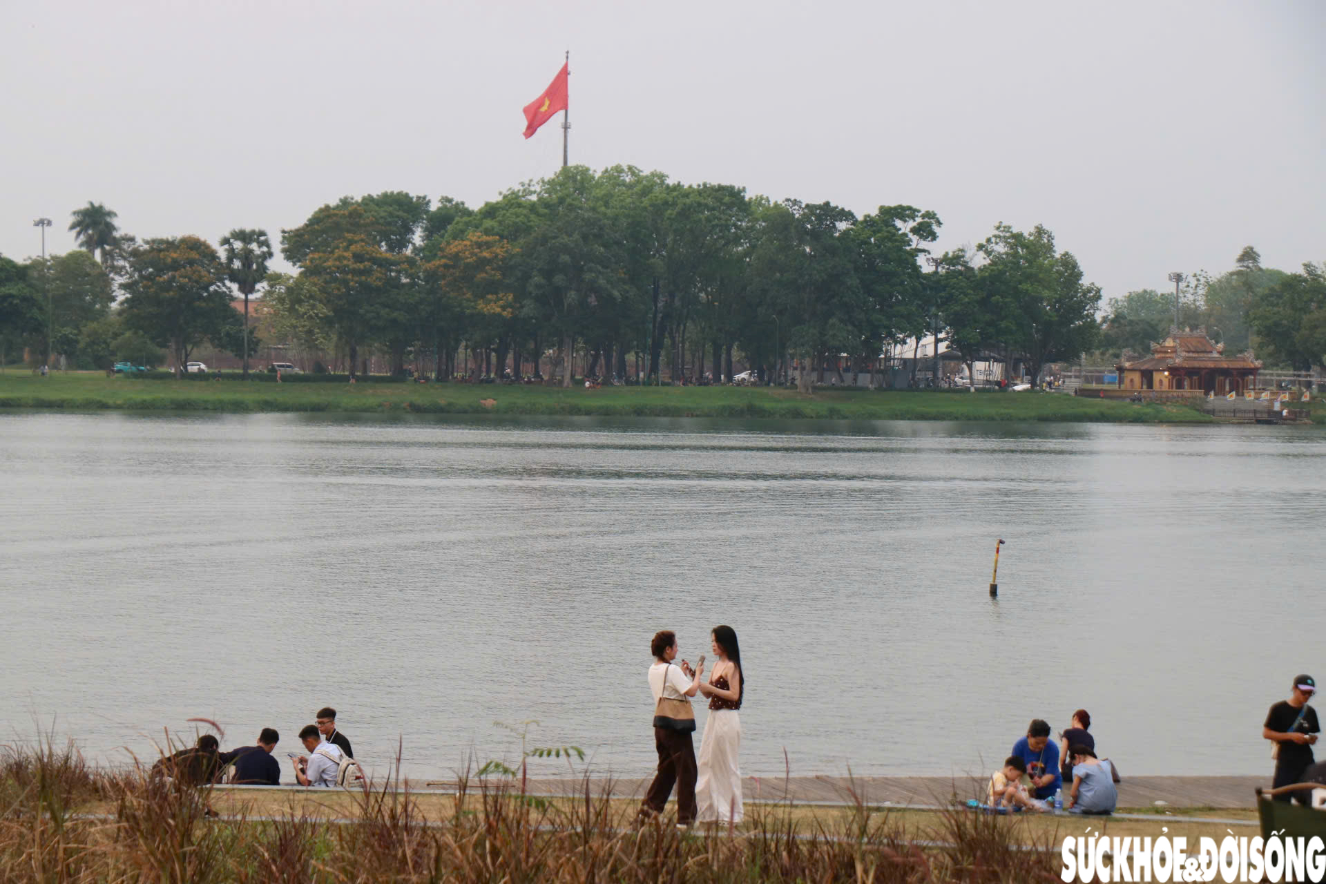 Nắng nóng gay gắt, người dân tìm đến bờ sông Hương giải nhiệt, 'săn' hoàng hôn- Ảnh 2.