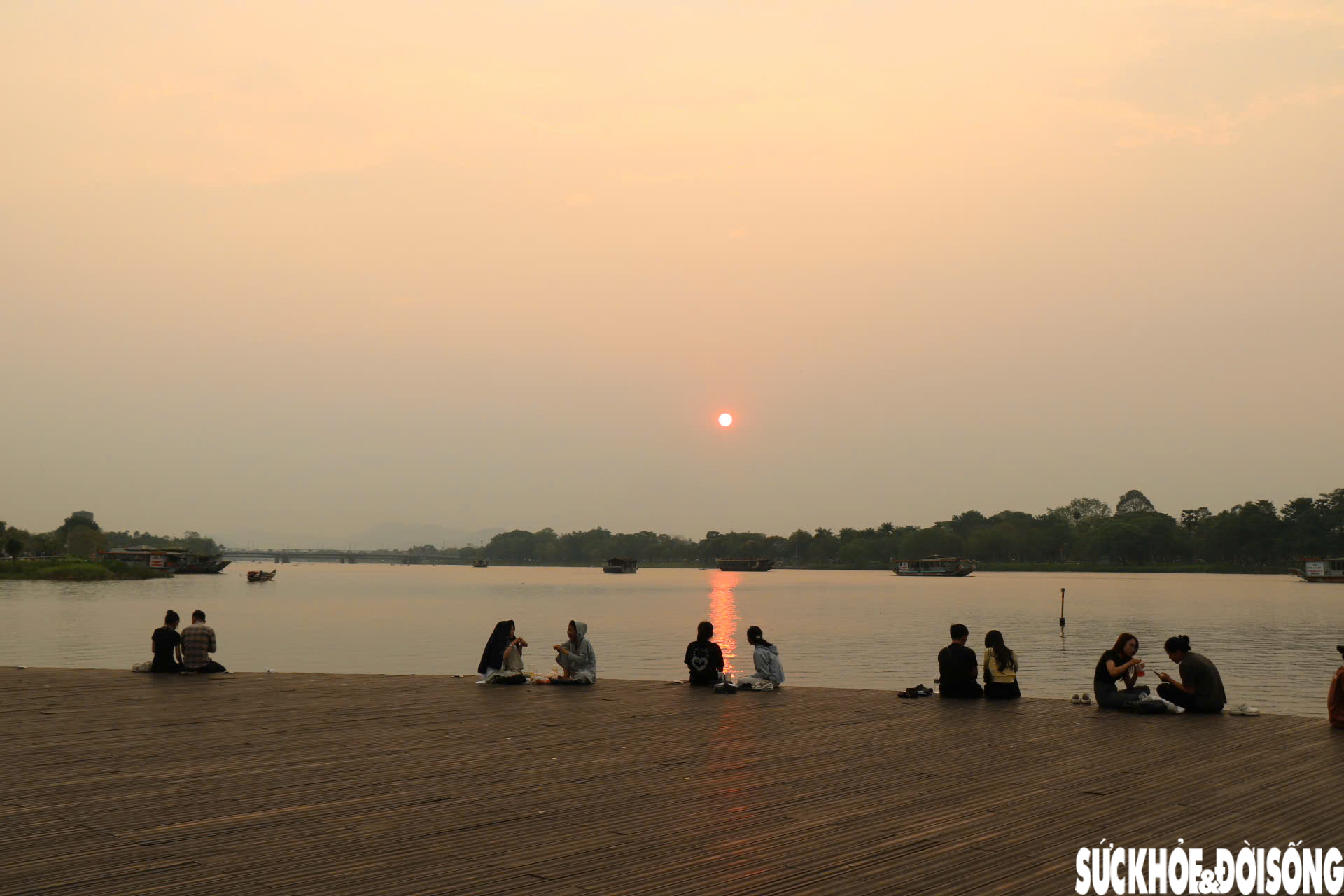 Nắng nóng gay gắt, người dân tìm đến bờ sông Hương giải nhiệt, 'săn' hoàng hôn- Ảnh 6.