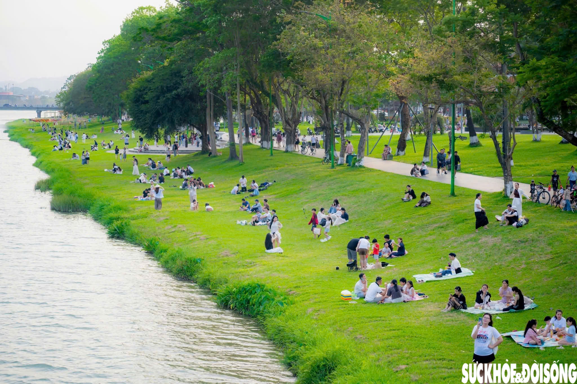 Nắng nóng gay gắt, người dân tìm đến bờ sông Hương giải nhiệt, 'săn' hoàng hôn- Ảnh 11.