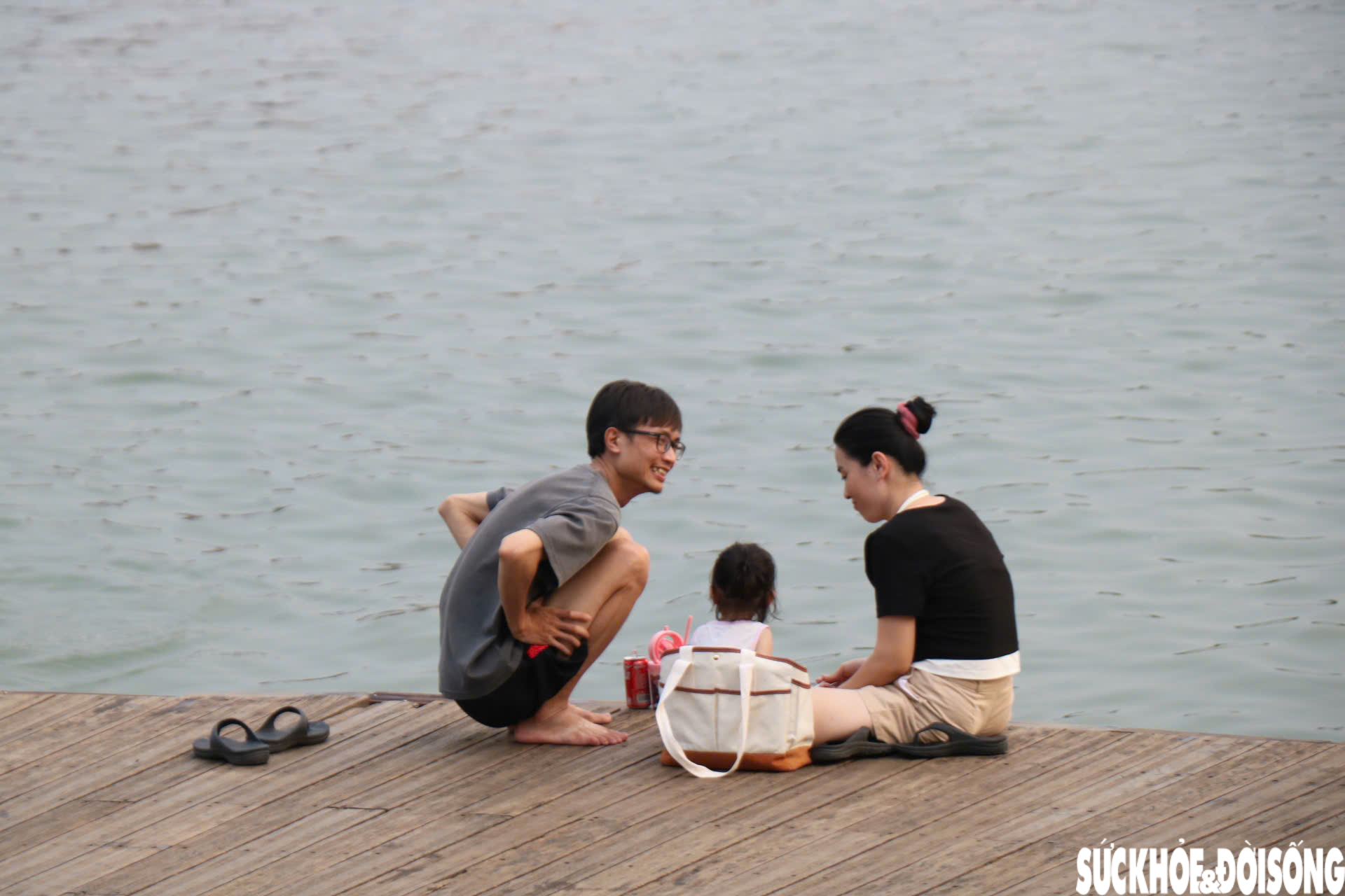 Nắng nóng gay gắt, người dân tìm đến bờ sông Hương giải nhiệt, 'săn' hoàng hôn- Ảnh 12.