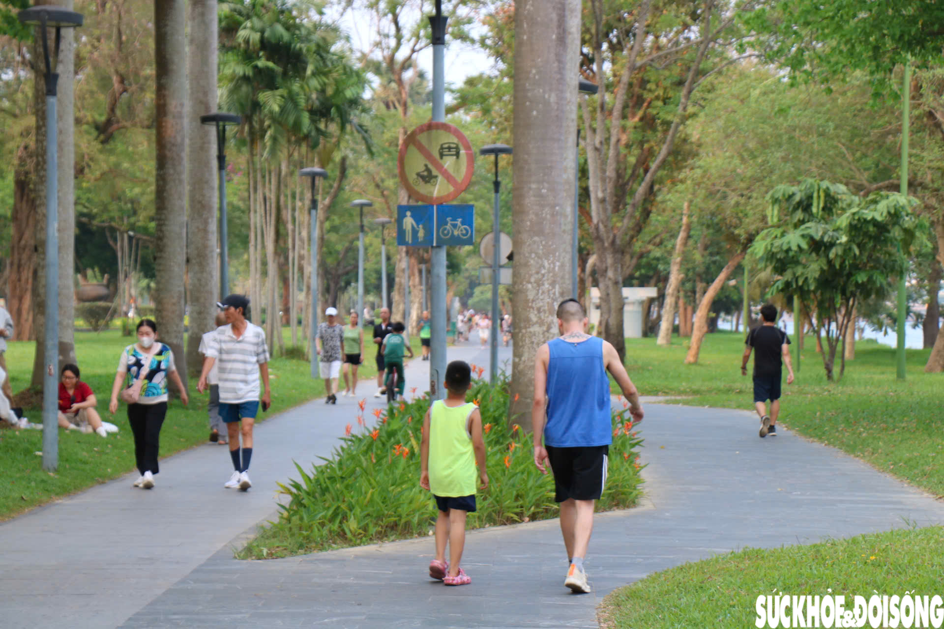 Nắng nóng gay gắt, người dân tìm đến bờ sông Hương giải nhiệt, 'săn' hoàng hôn- Ảnh 14.