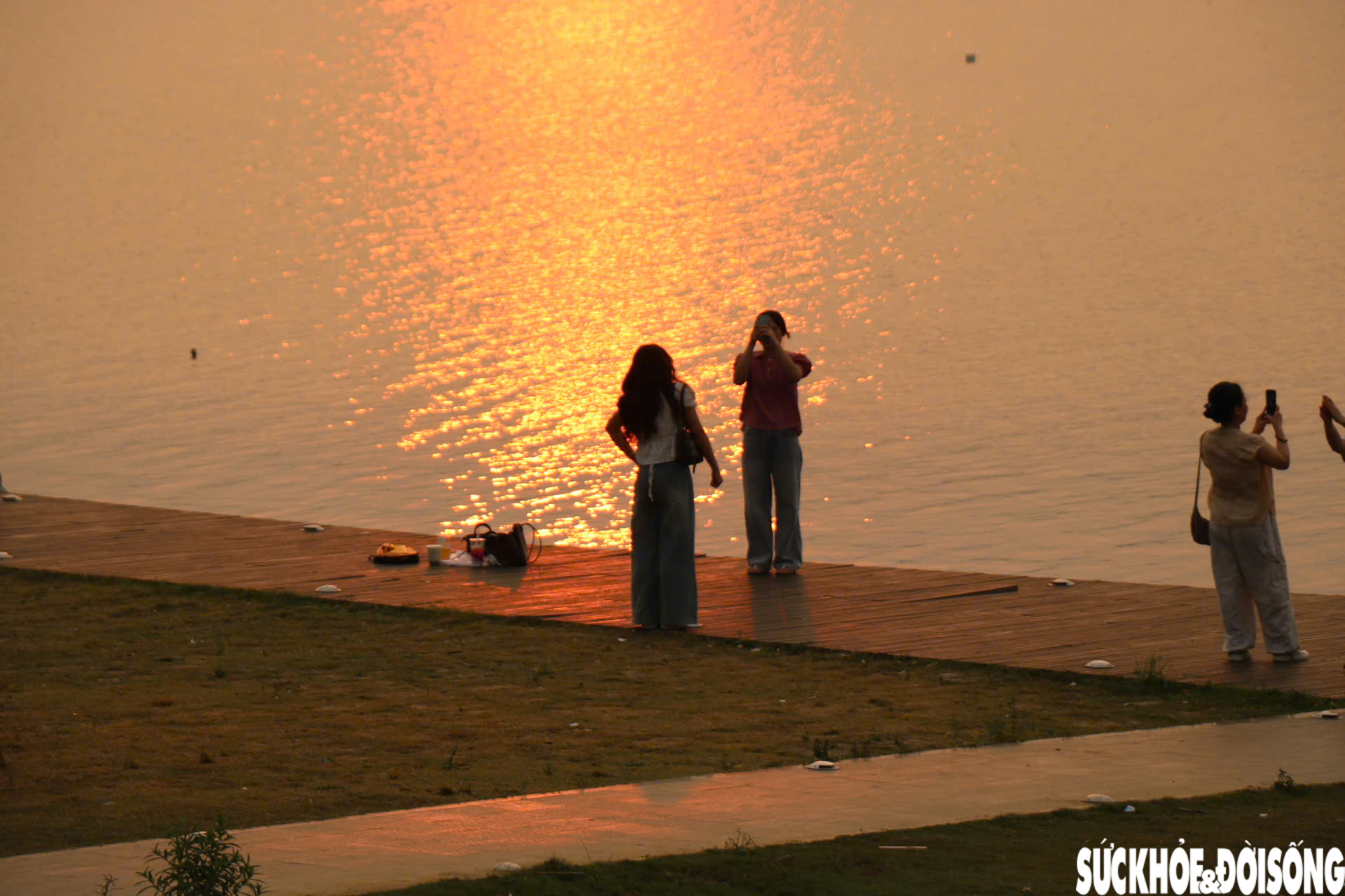 Nắng nóng gay gắt, người dân tìm đến bờ sông Hương giải nhiệt, 'săn' hoàng hôn- Ảnh 8.