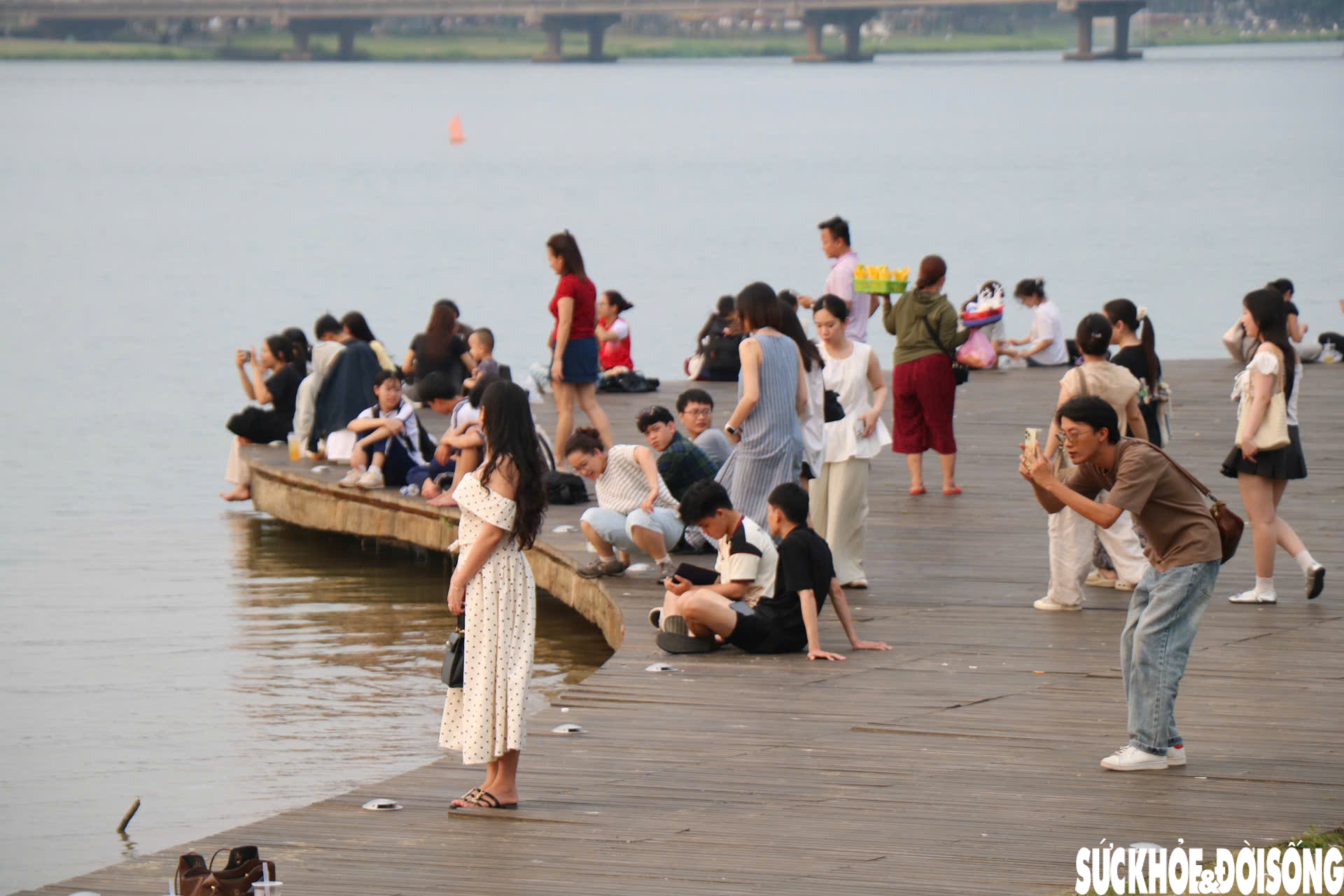 Nắng nóng gay gắt, người dân tìm đến bờ sông Hương giải nhiệt, 'săn' hoàng hôn- Ảnh 9.